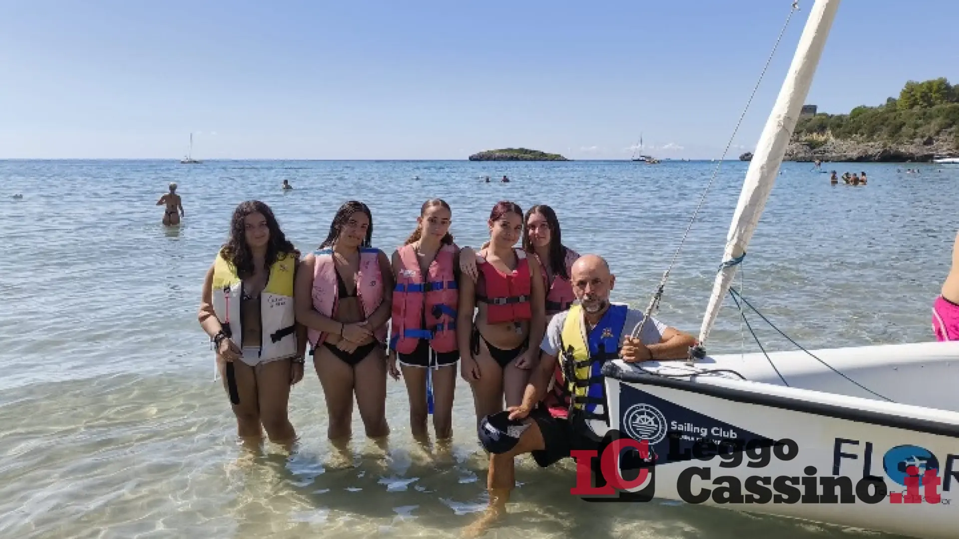 Studentesse del Liceo Varrone salvano un barboncino caduto in mare