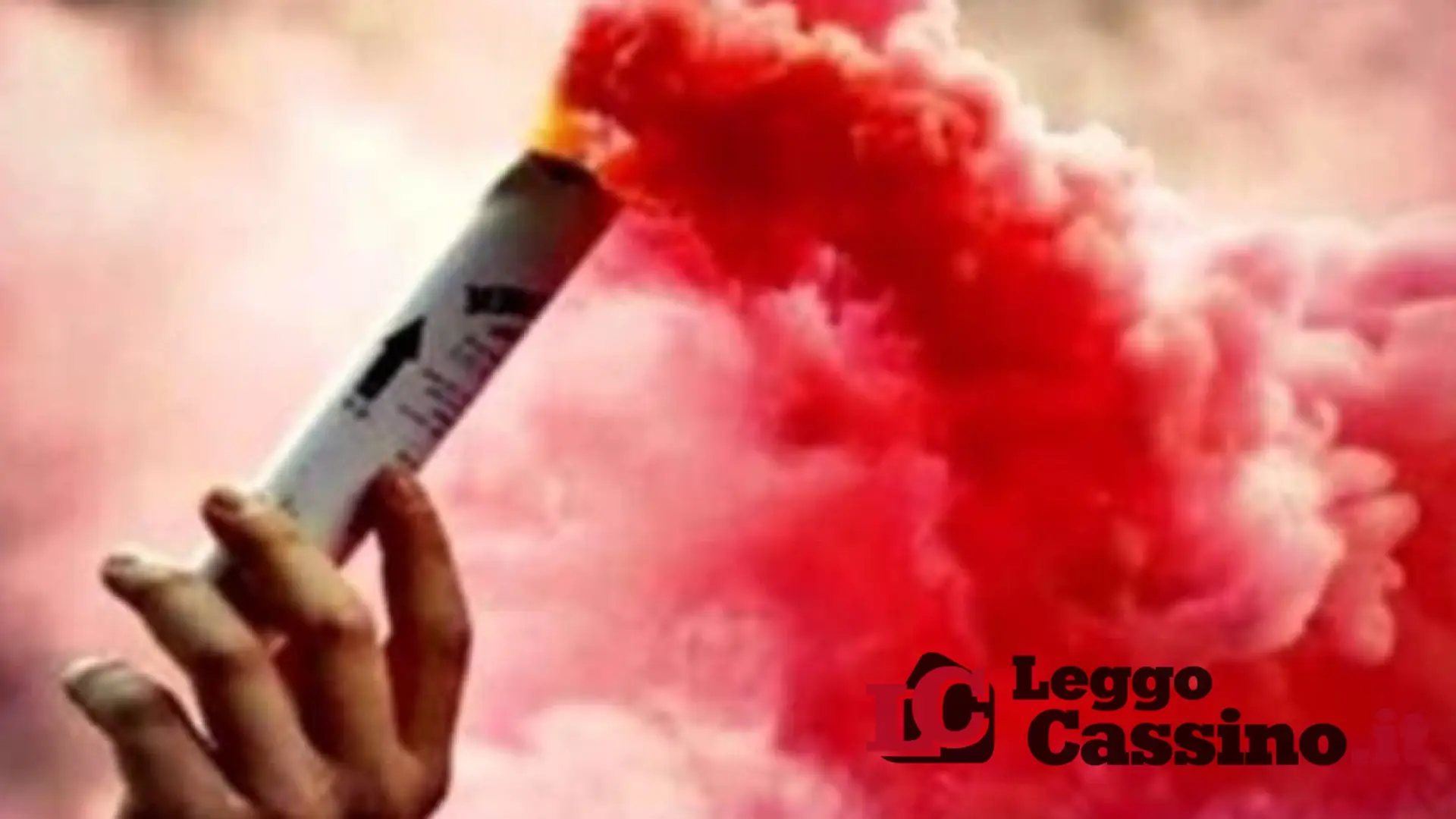 Fumogeno acceso allo stadio di Coreno,  tifoso denunciato: rischia il 'Daspo' sportivo