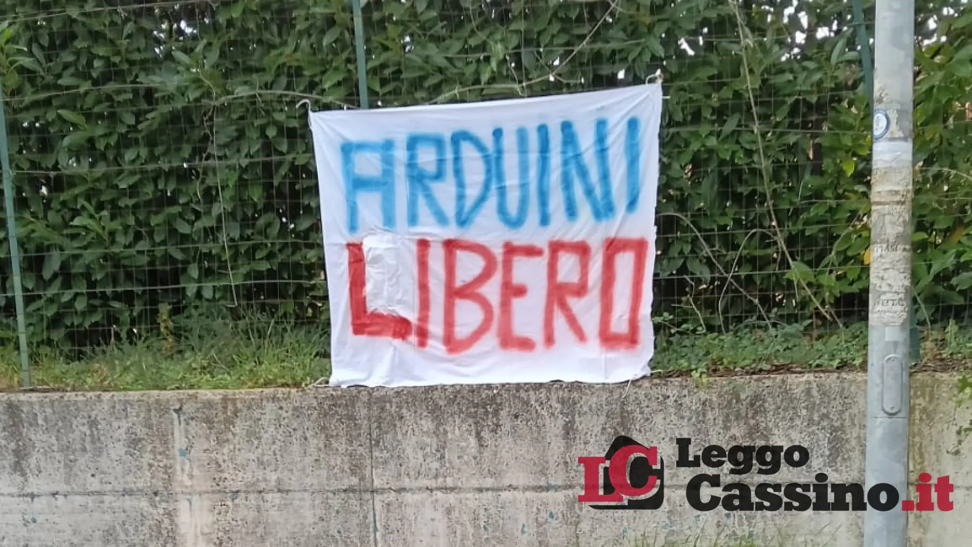 Fumogeno e striscione: i corsisti del Tfa dell'Unicas sotto il segno di "Arduini Libero"