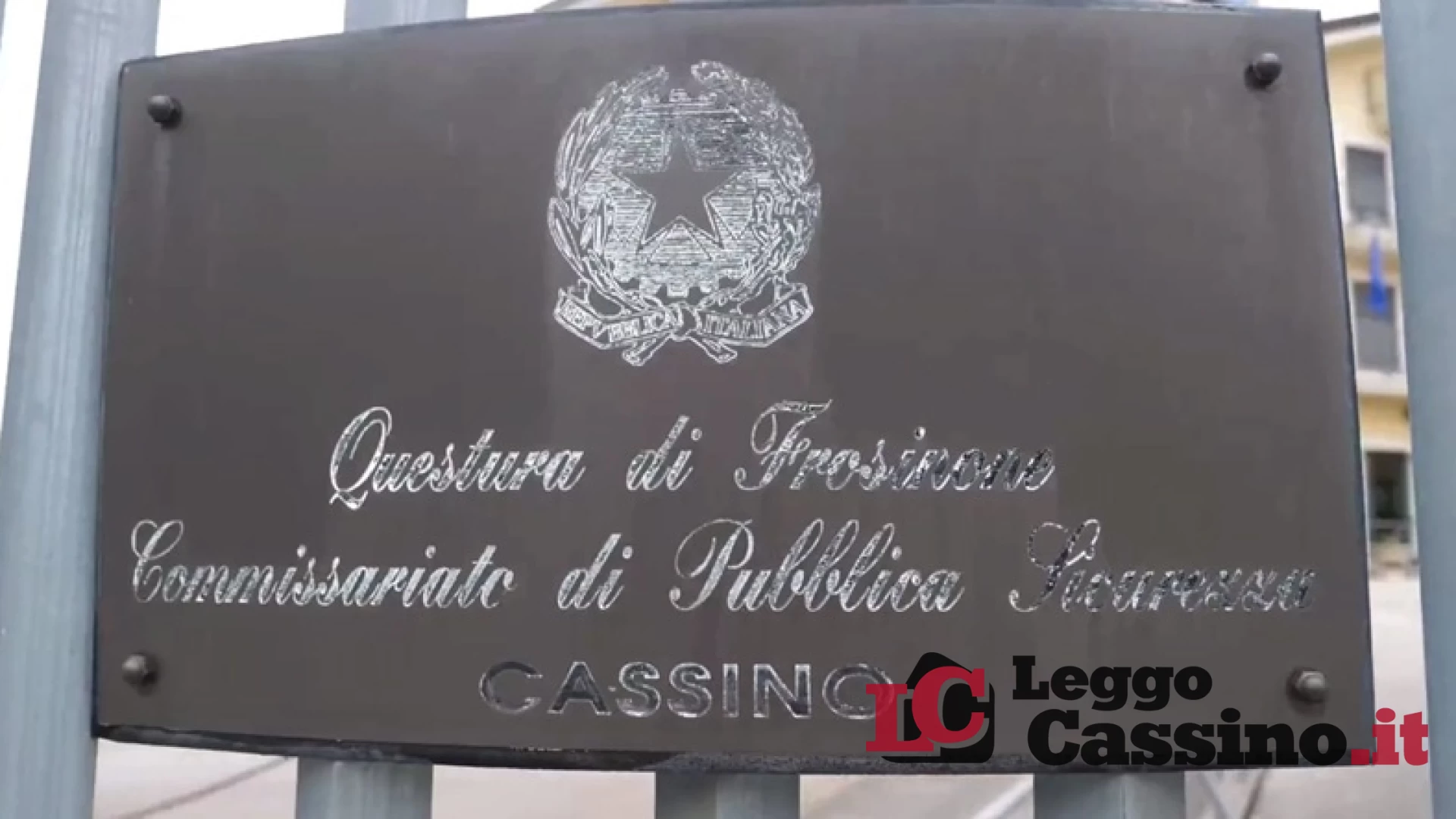 Rifiuta il braccialetto elettronico: 43enne finisce agli arresti domiciliari per stalking ed estorsione