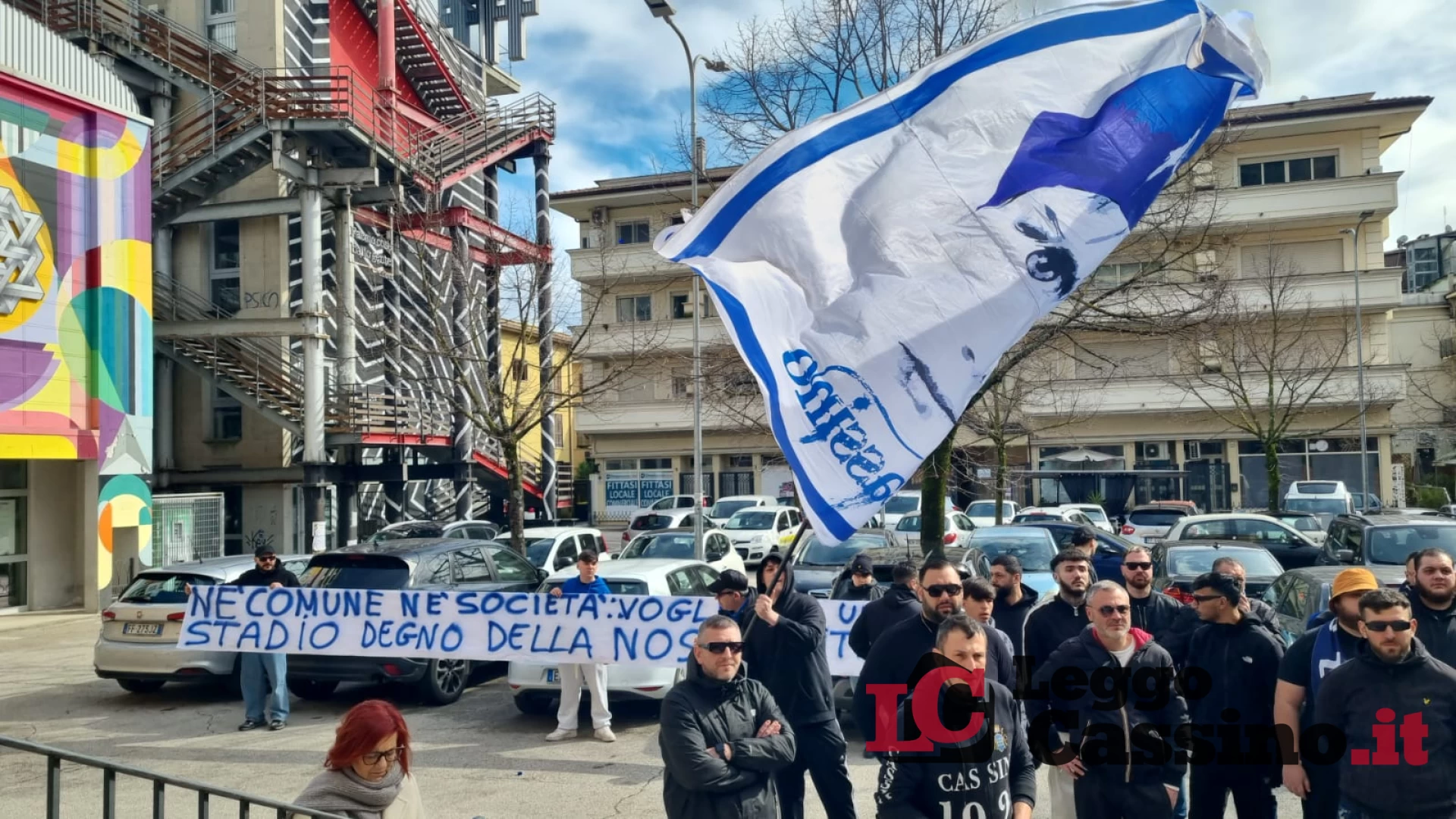Tensione a Cassino: tifosi in rivolta sotto il Comune per il "Caso Salveti". La Lega: "Giunta al capolinea"