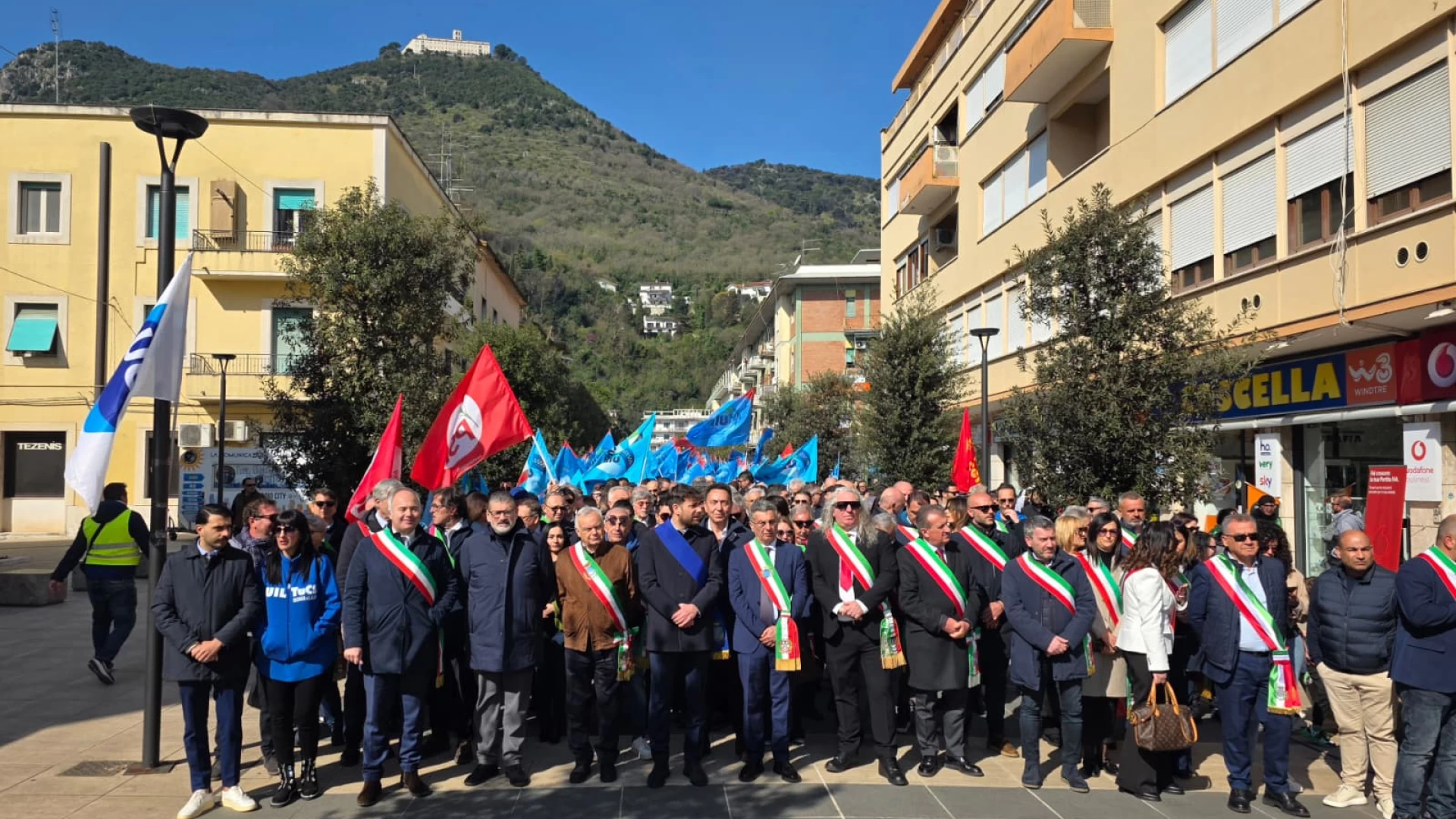 Stellantis e il "teatrino" della politica: se il sorriso delle istituzioni offende i lavoratori
