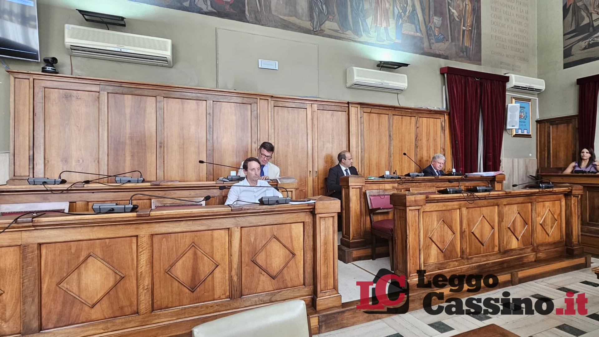 Il Consiglio del silenzio: la minoranza sparisce e il "caso Villa" diventa una bolla di sapone