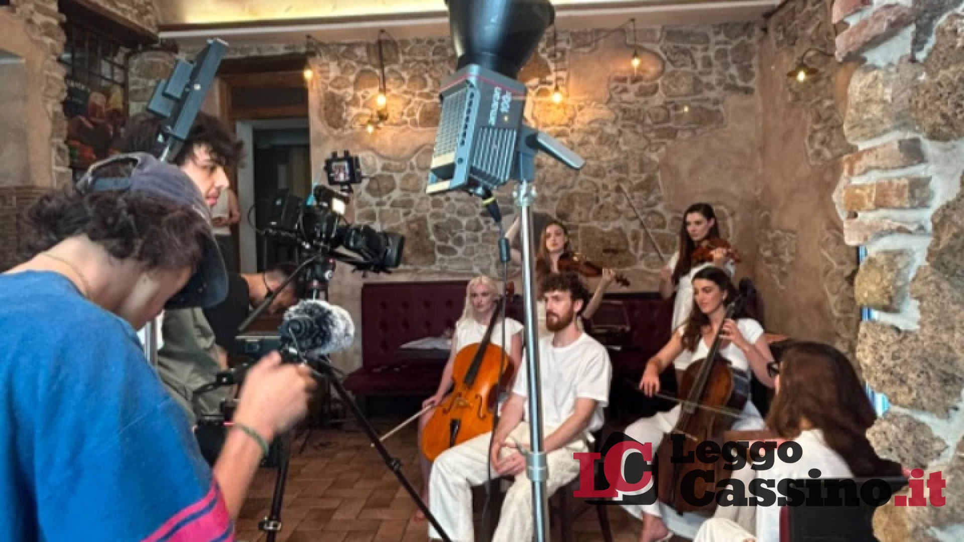 Ciak a San Giorgio a Liri: i Clean Bandit e TÄRA girano un videoclip tra il Bar Centrale e la piazza