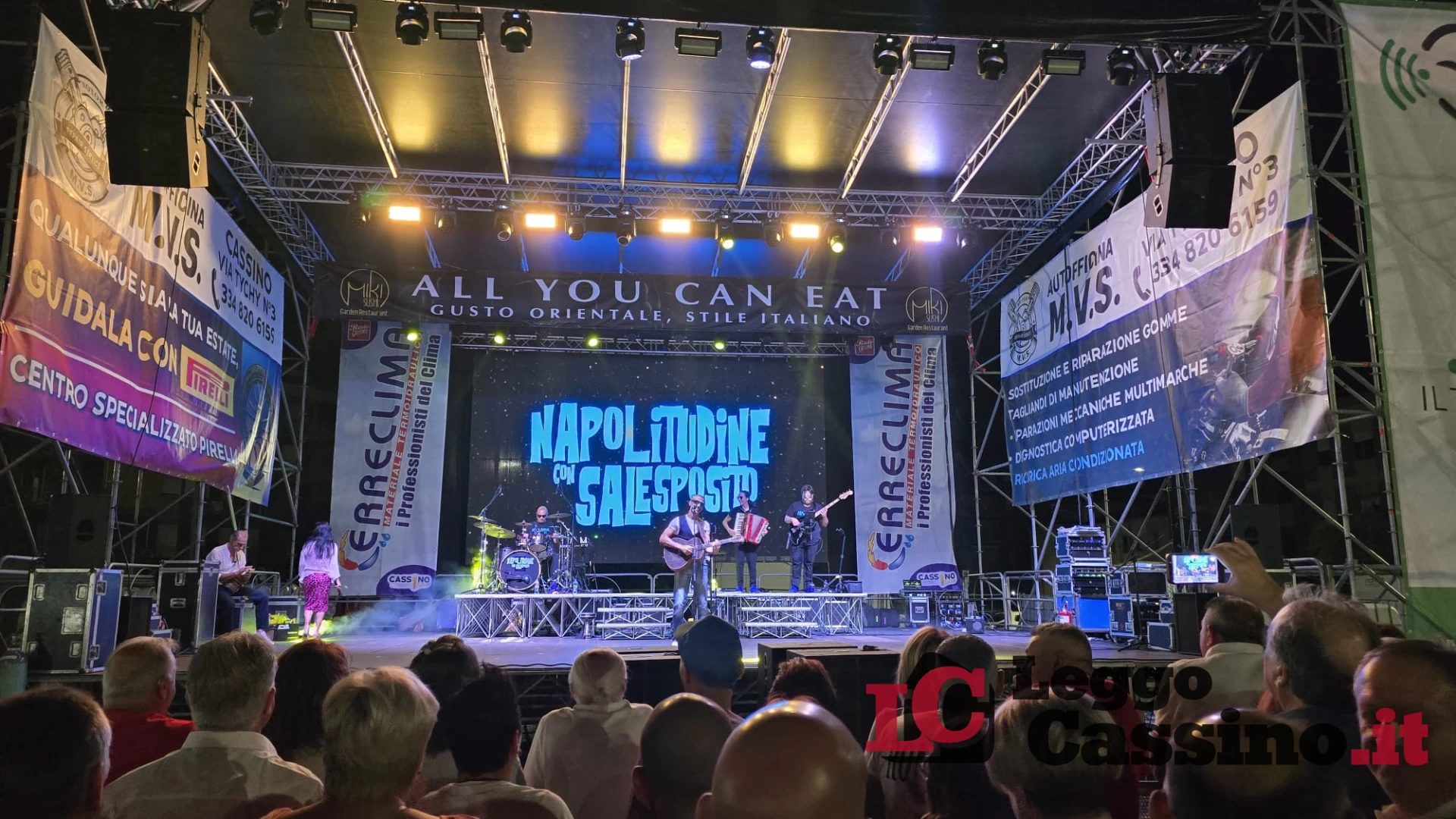 In piazza Sal Esposito incanta con le classiche canzoni napoletane
