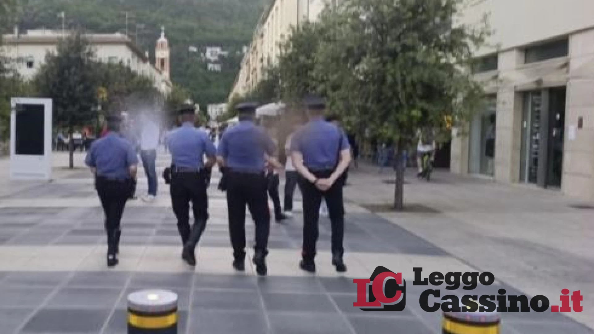 Cassino, anziano rimprovera un gruppo di ragazzi: gli devastano l'auto ballando sul tetto