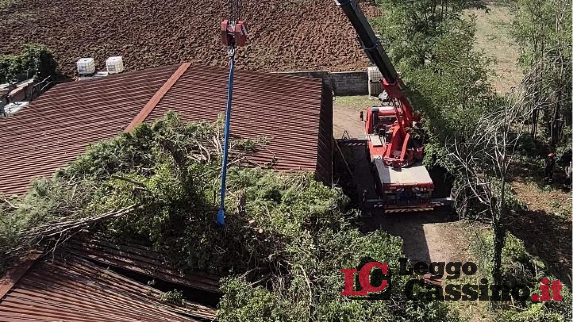 Maltempo nel Cassinate, albero si abbatte su un capannone: 15 interventi dei Vigili del Fuoco