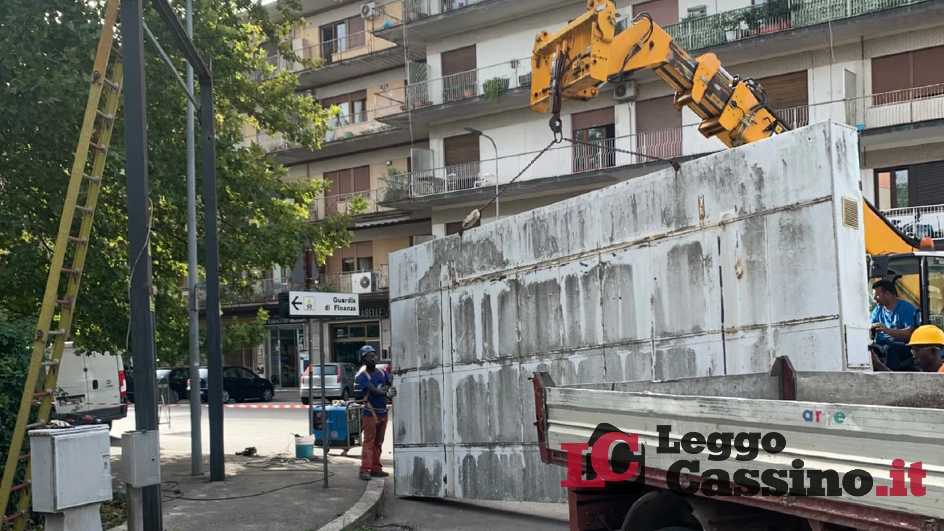 Cassino, ruspe in azione contro i cartelloni abusivi: partita oggi la maxi rimozione