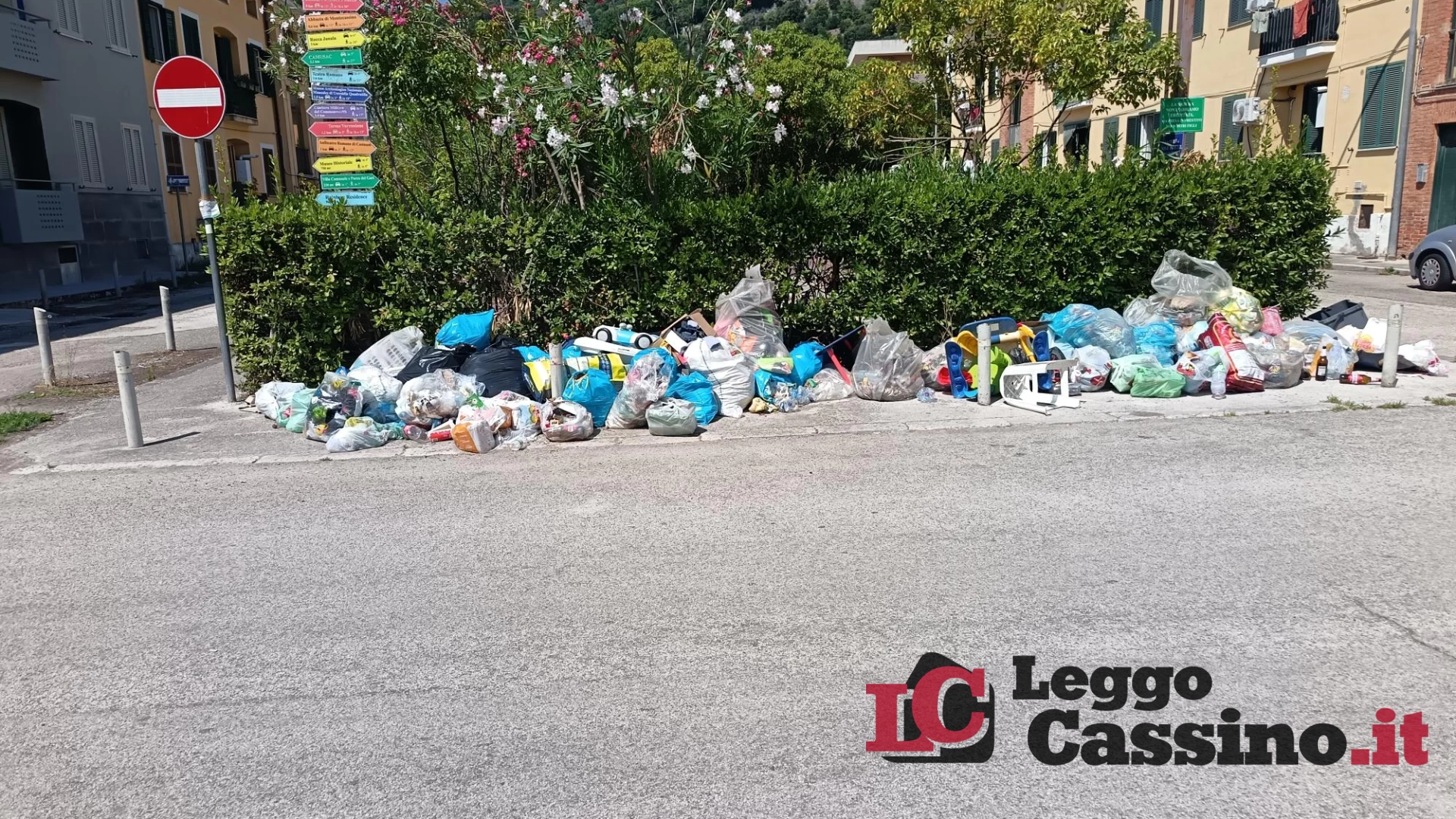 Cassino, via Ariosto trasformata in una discarica a cielo aperto: la protesta dei residenti