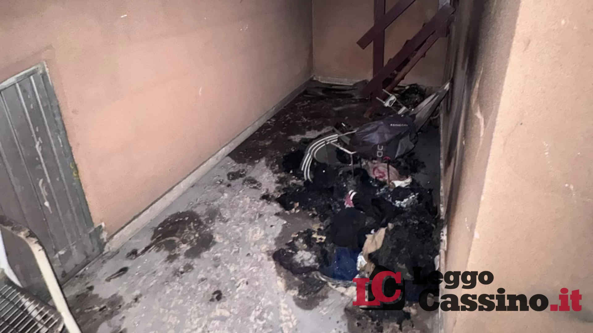 Cassino, incendio in una palazzina a San Bartolomeo: fiamme nel vano scale e famiglie evacuate