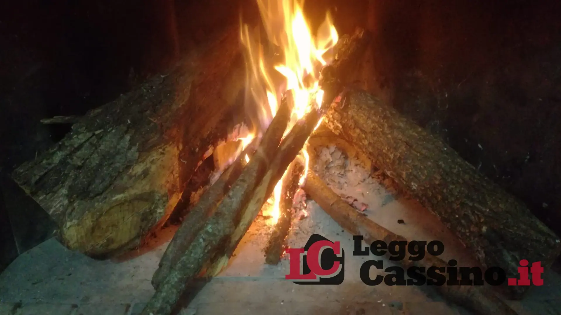 Cova la brace sotto la cenere...