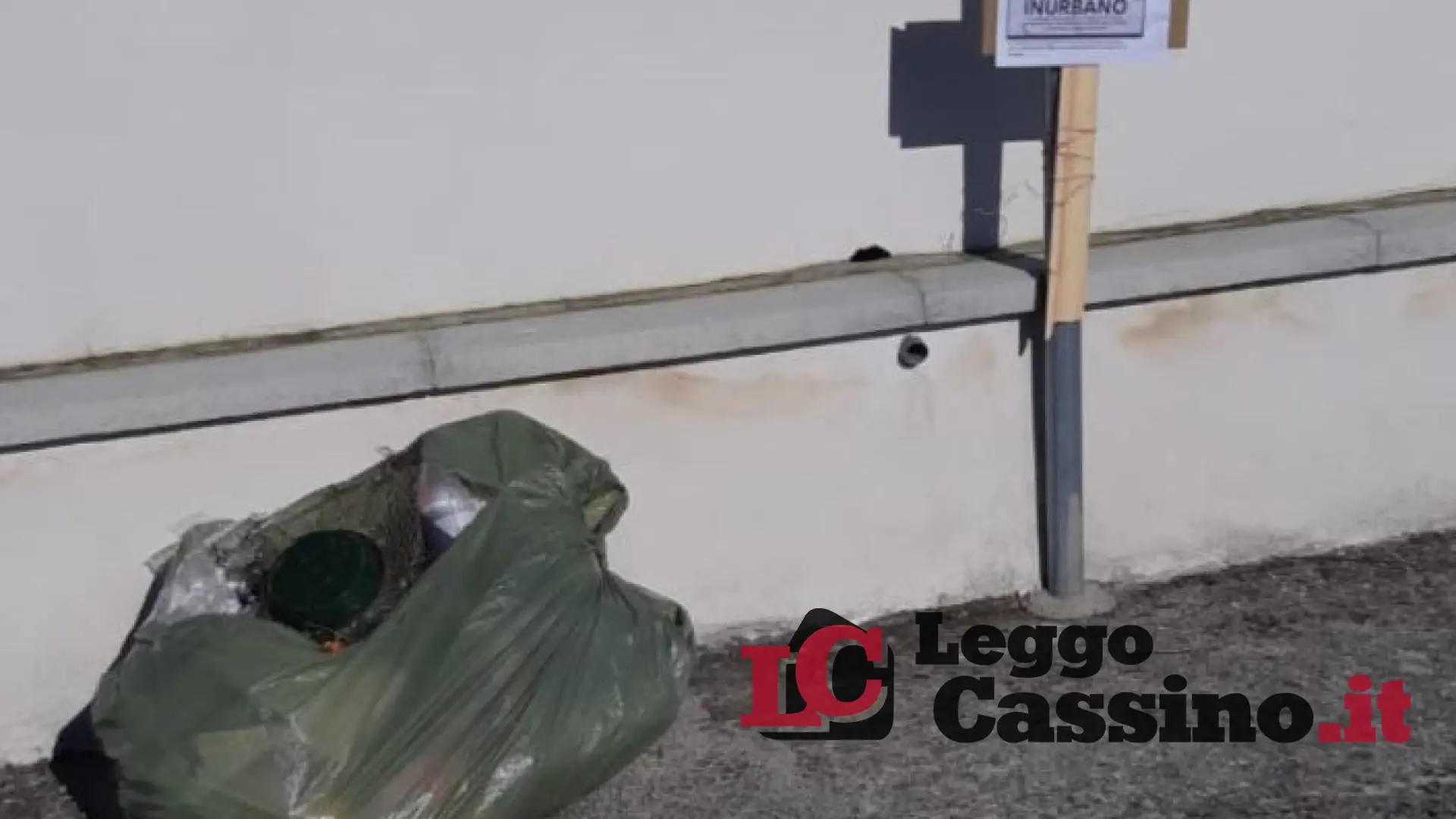 Sacchetti della spazzatura abbandonati in zona Solfegna