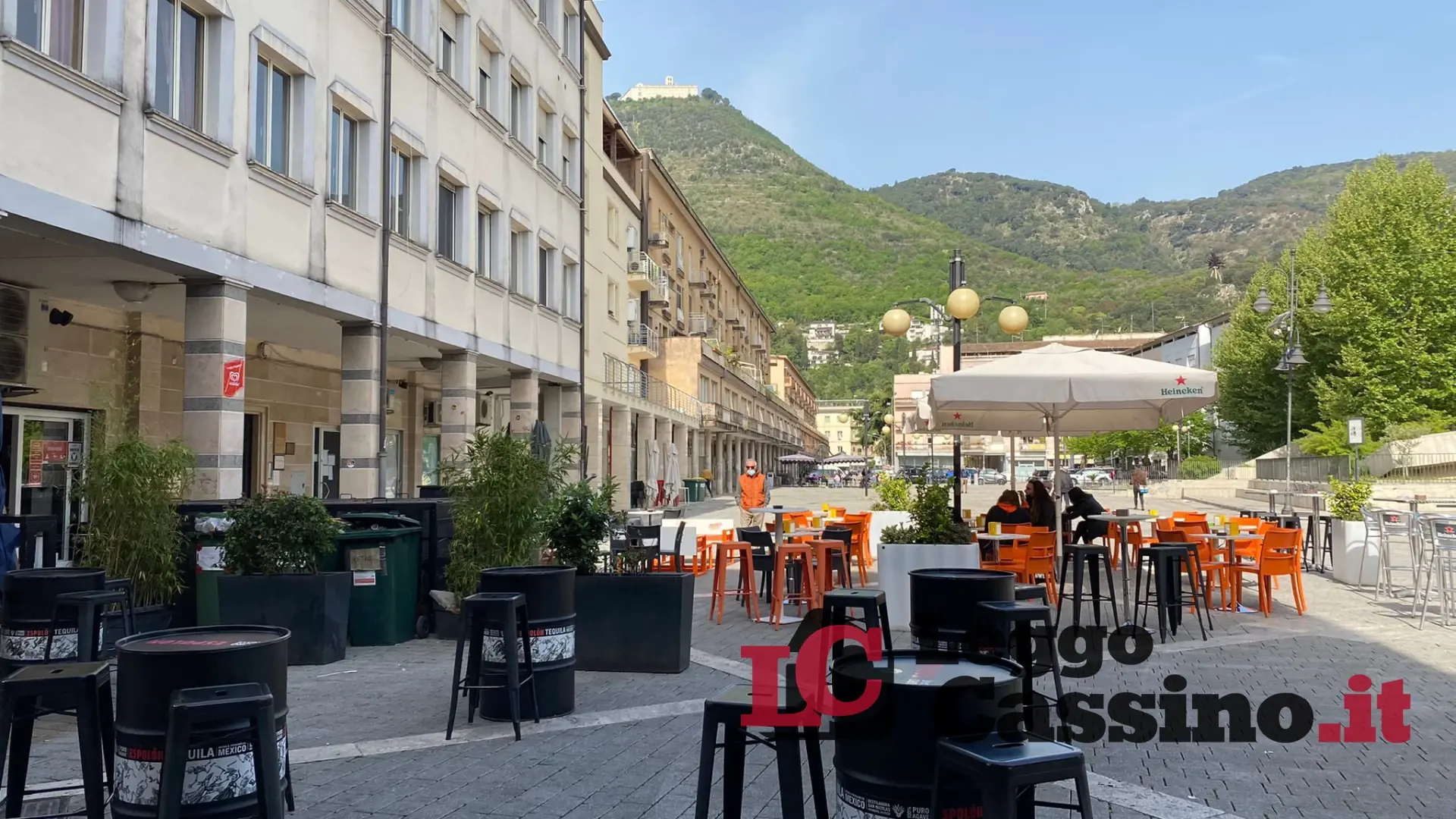 Tornano i tavolini dei bar. E spunta l'idea dell'isola tutti i giorni