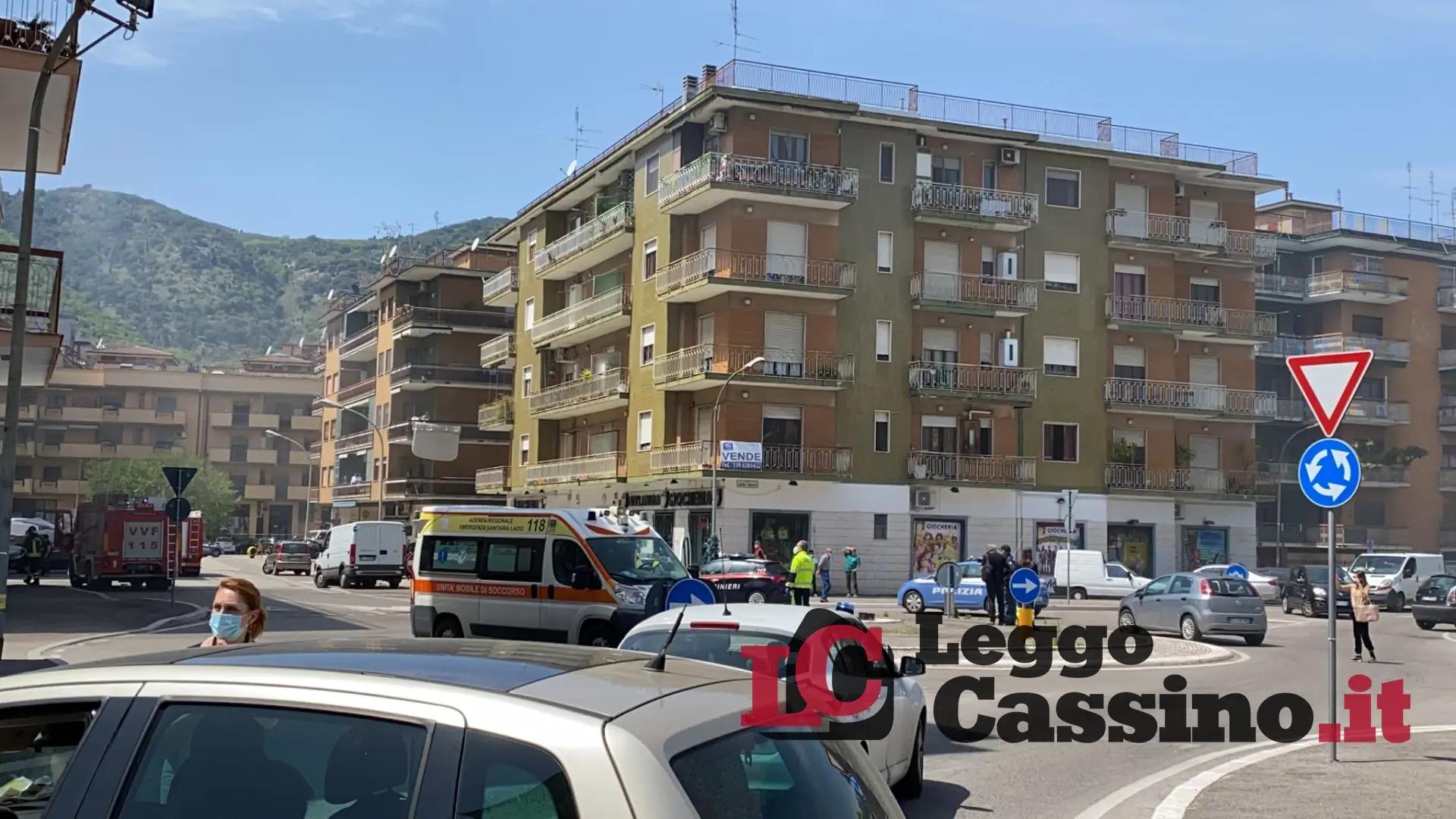 Cassino, fiamme in un palazzo. Paura in pieno centro