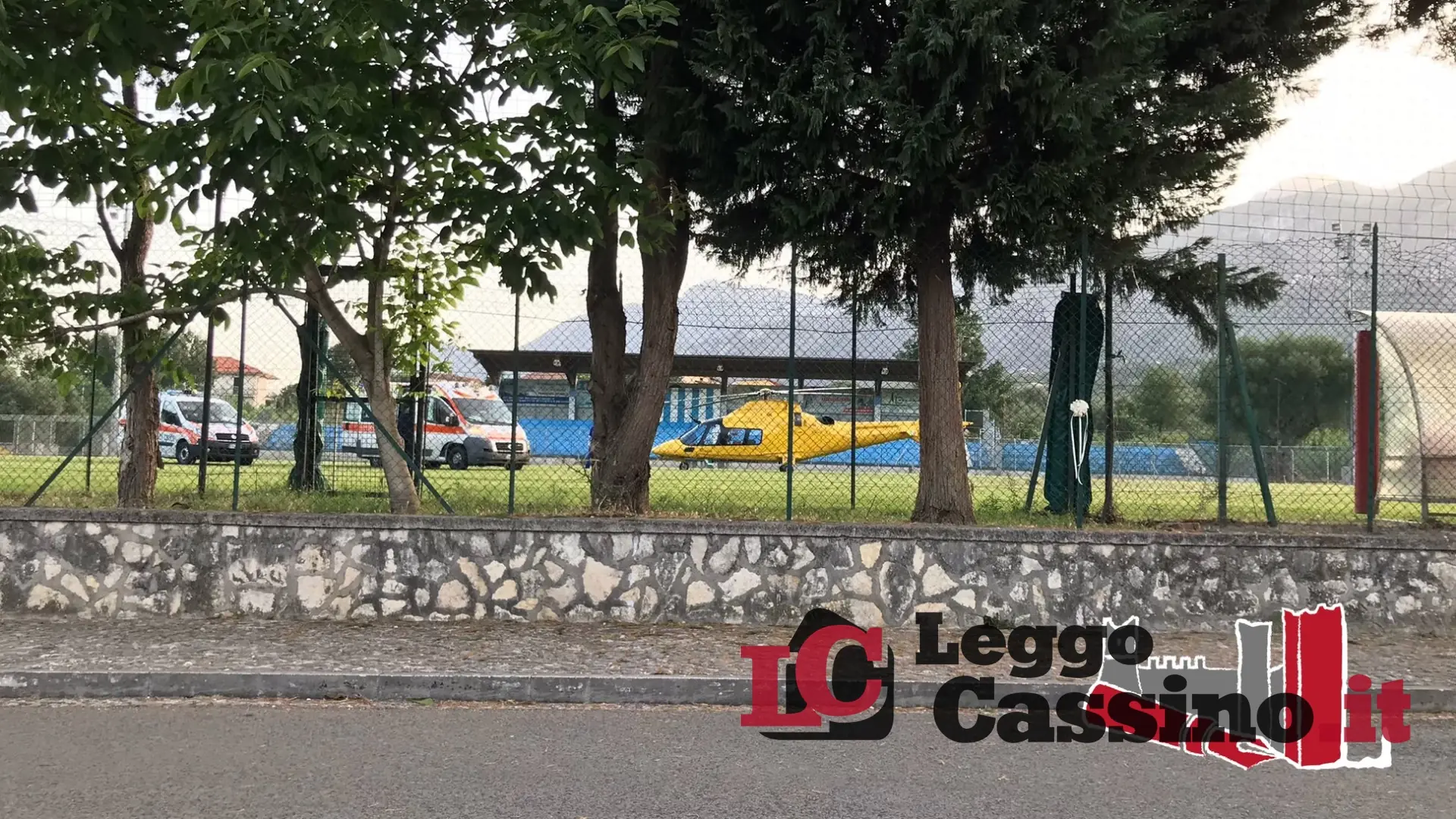 Padre e figlio finiscono fuori strada con la macchina