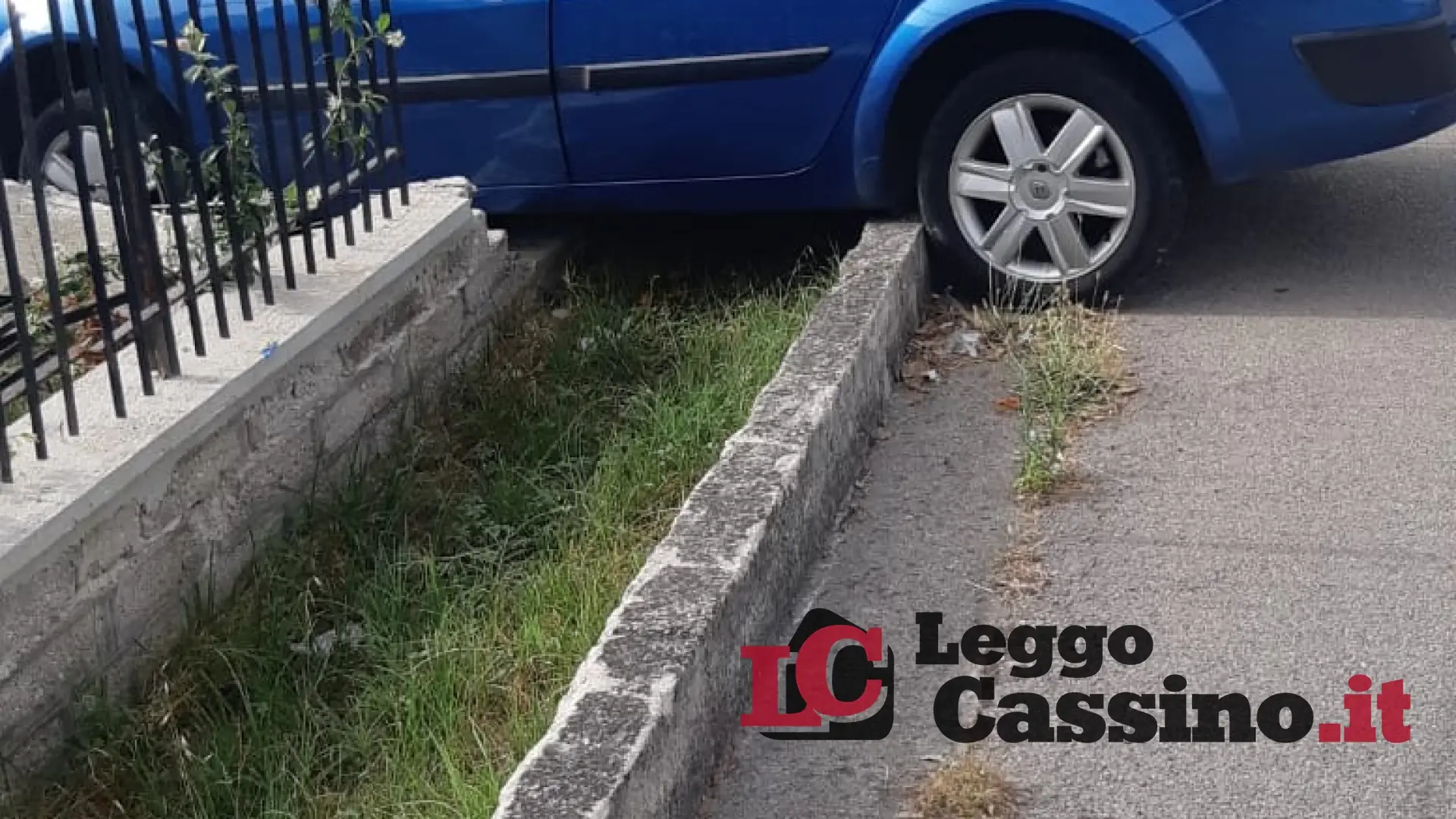 Zona Solfegna: giovane finisce con la macchina in un giardino