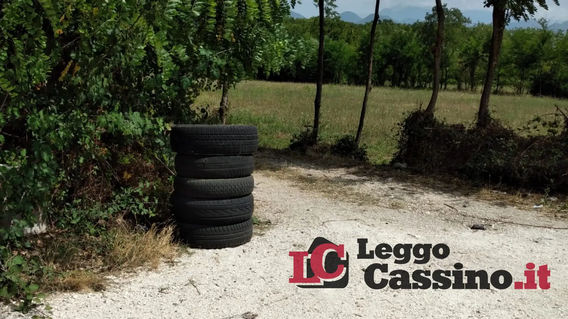 Rifiuti abbandonati in via Lago. Ancora una volta