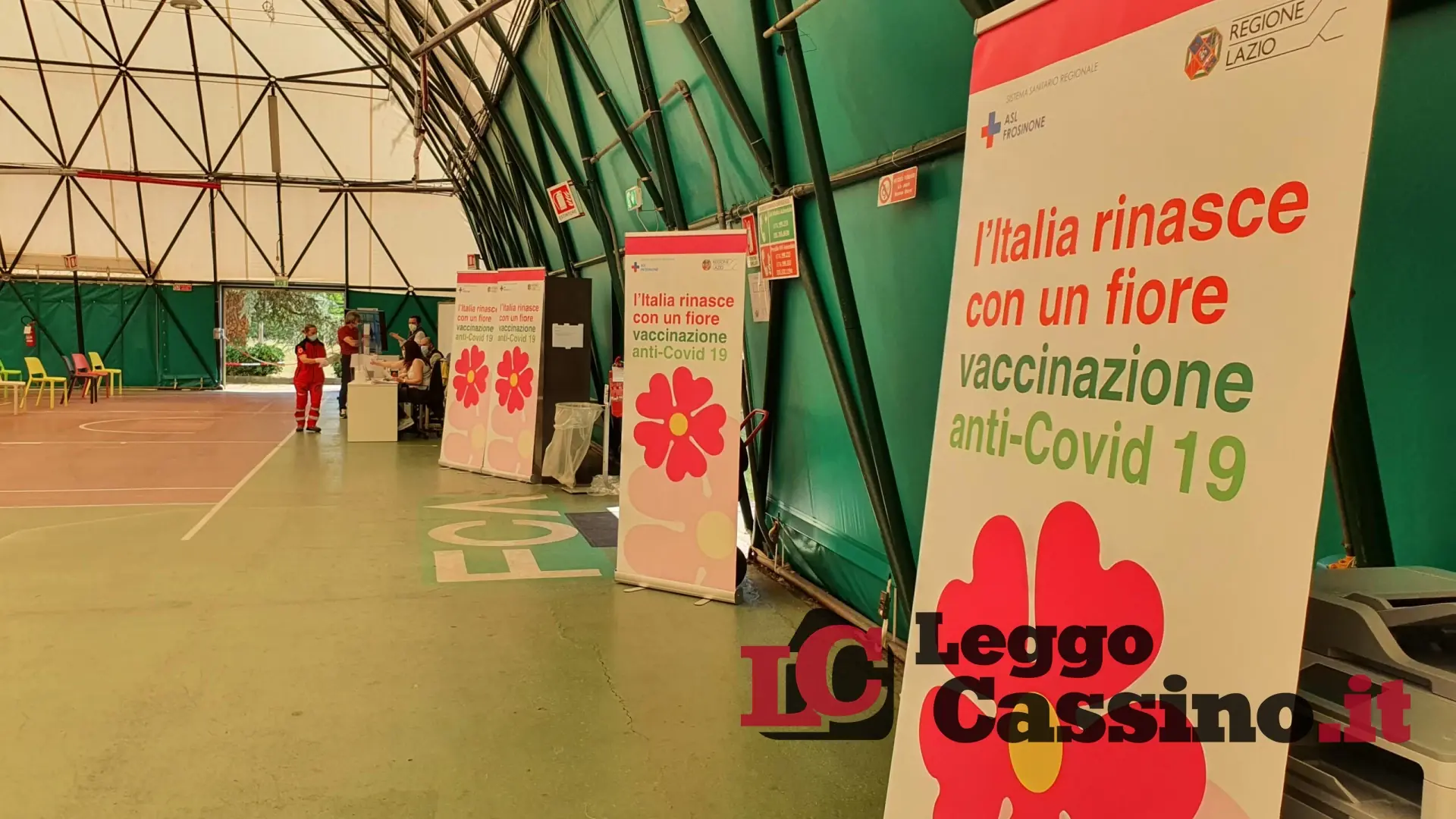 Gadget della Roma e della Lazio ai ragazzi che si vaccinano