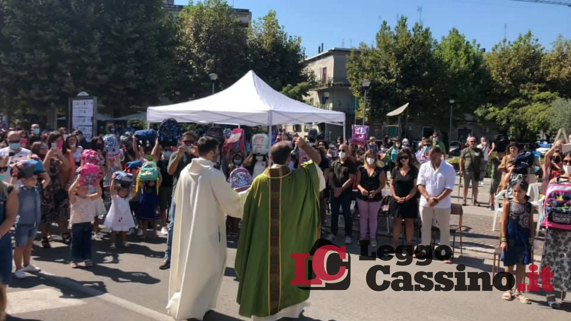 Suona la campanella, a San Giovanni la benedizione degli zainetti
