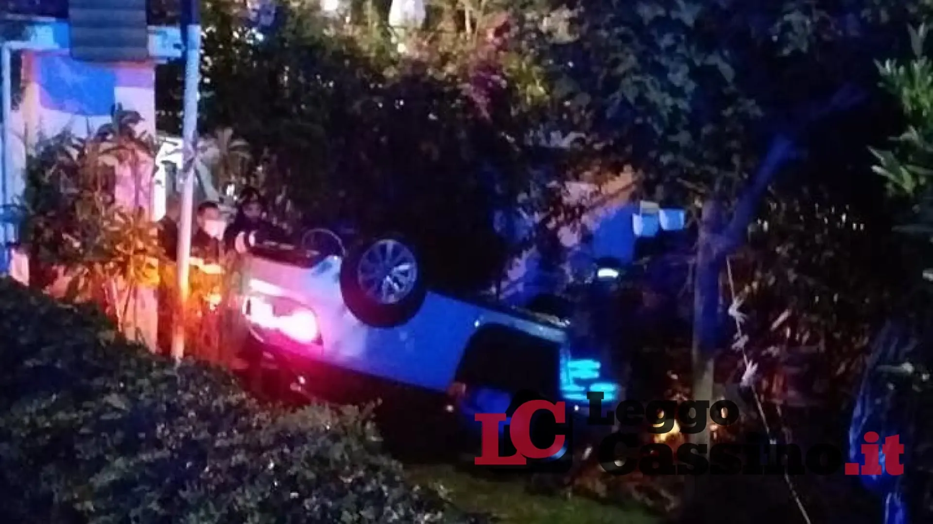 Finisce con l'auto nel giardino di un'abitazione