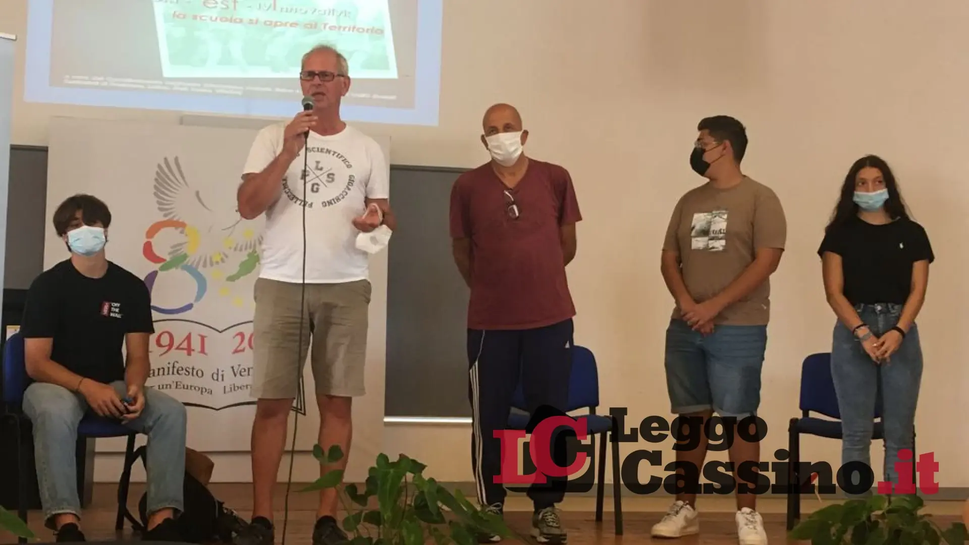 Gli alunni del liceo Scientifico "Pellecchia"  a Ventotene