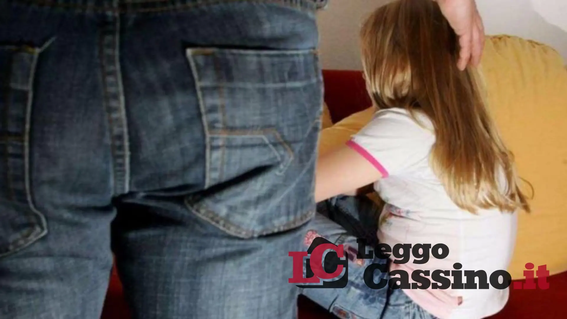 Sotto effetto di stupefacenti maltrattavano le figlie