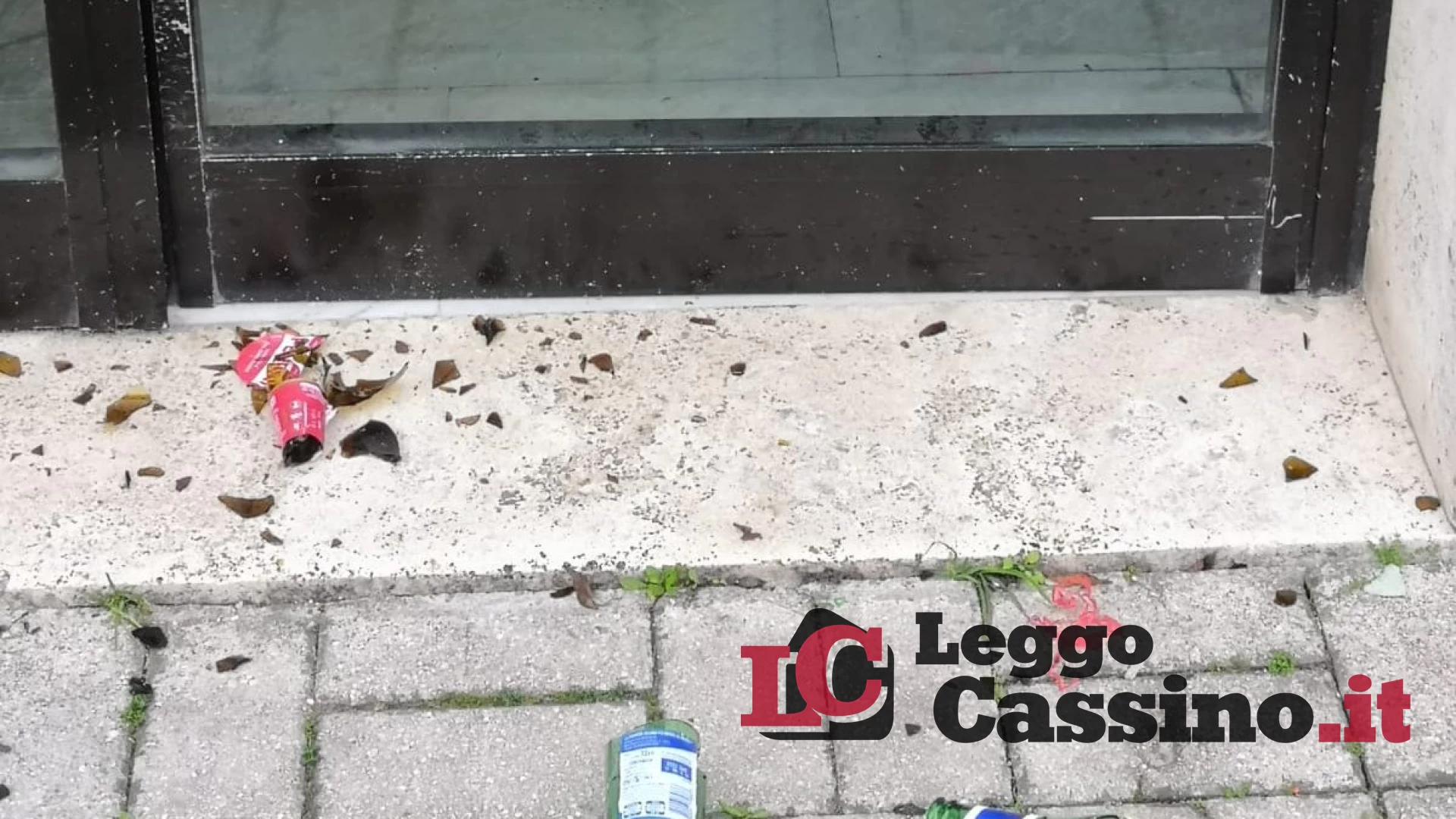 Lanciano bottiglie di vetro in pieno centro, tragedia sfiorata