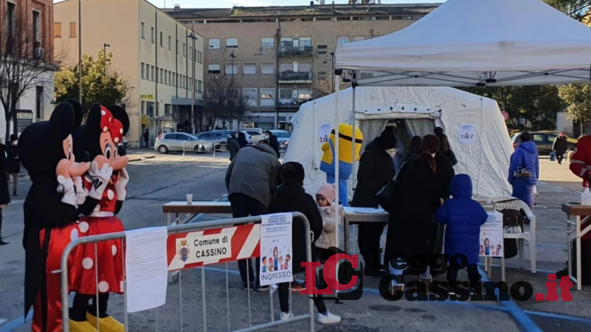 Tamponi in piazza con Topolino e i minions: Cassino (per ora) non cede alla serrata