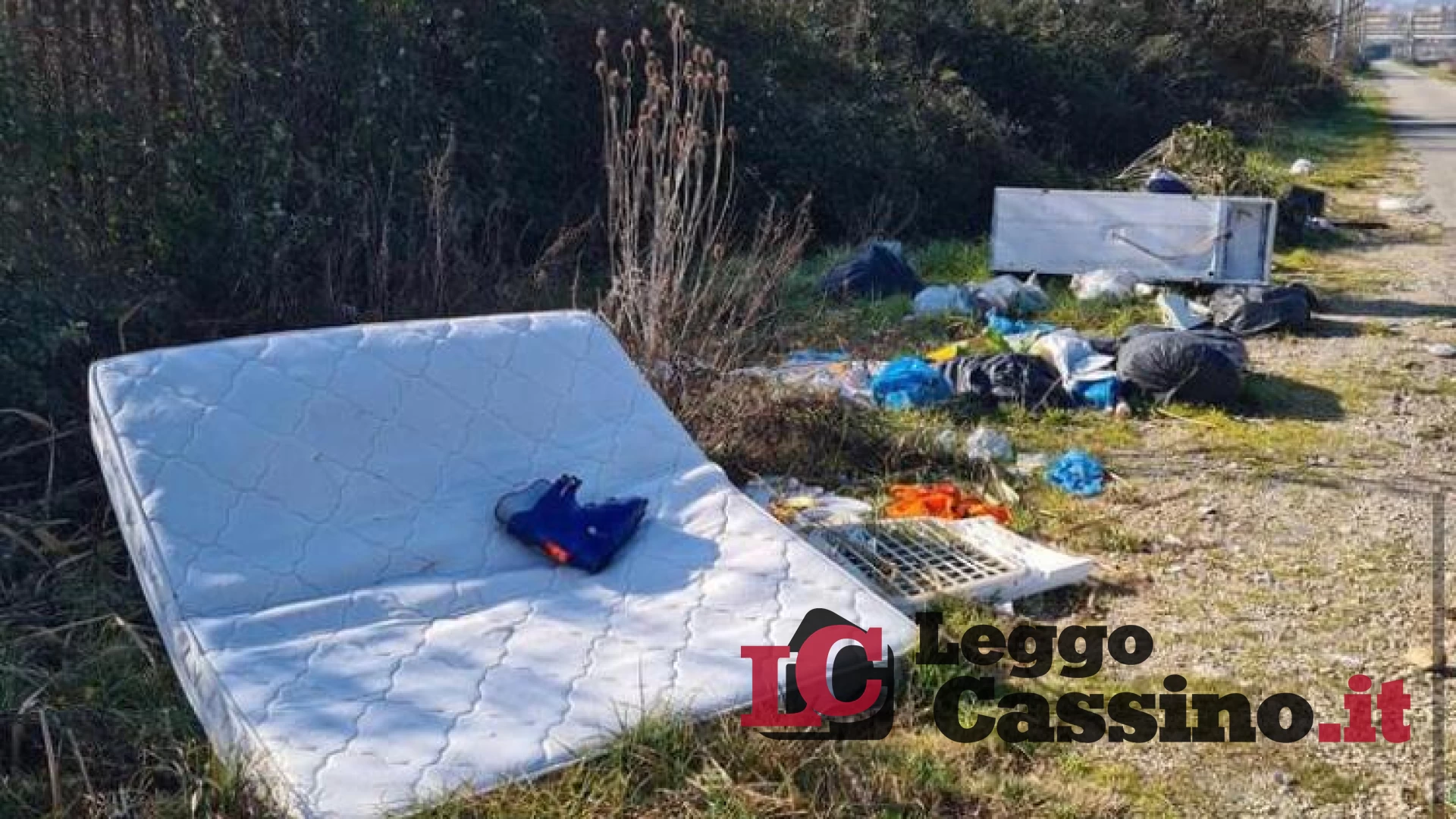 Rifiuti ingombranti abbandonati nelle periferie di Cassino