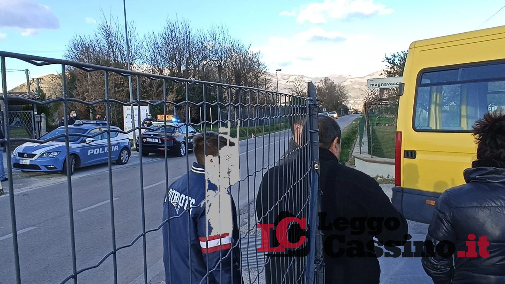 Scontro tra auto e scuolabus: un ferito e una bimba coinvolta