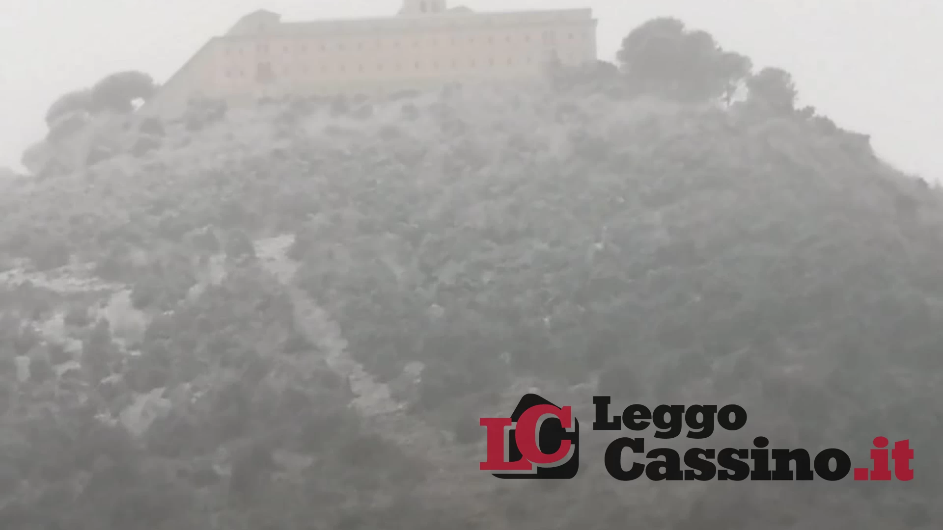 Fiocchi di neve nel Cassinate, imbiancata l'abbazia