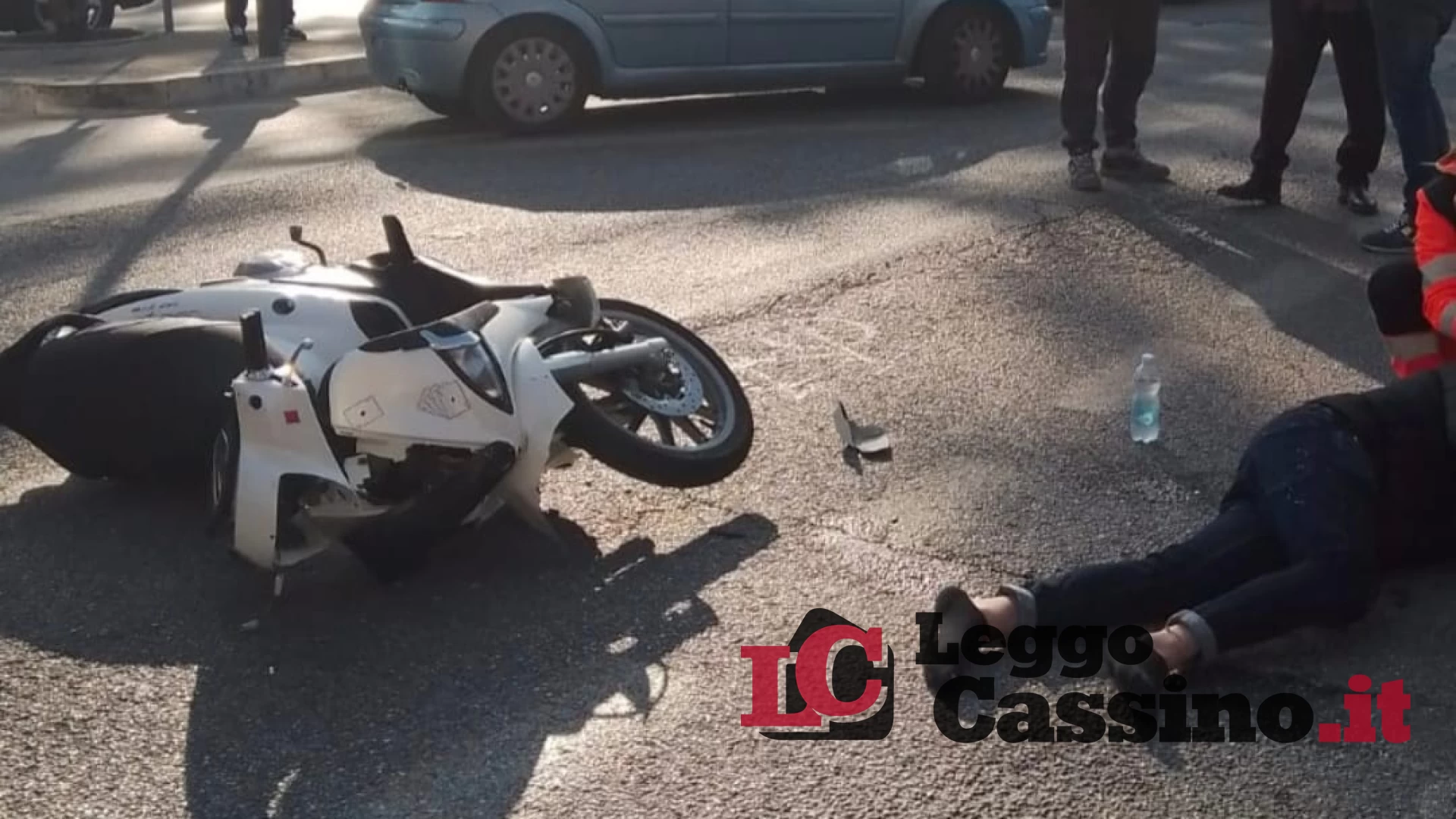 Scooter contro auto, incidente in pieno centro