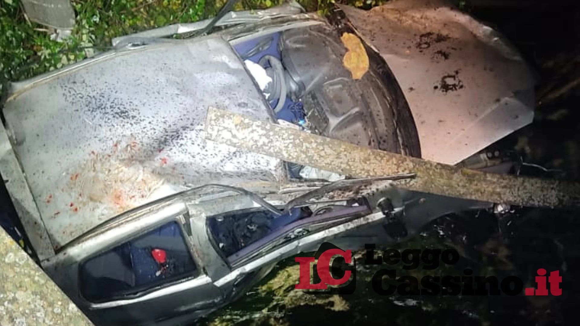 Due giovani finiscono nel fiume Rapido con l'auto