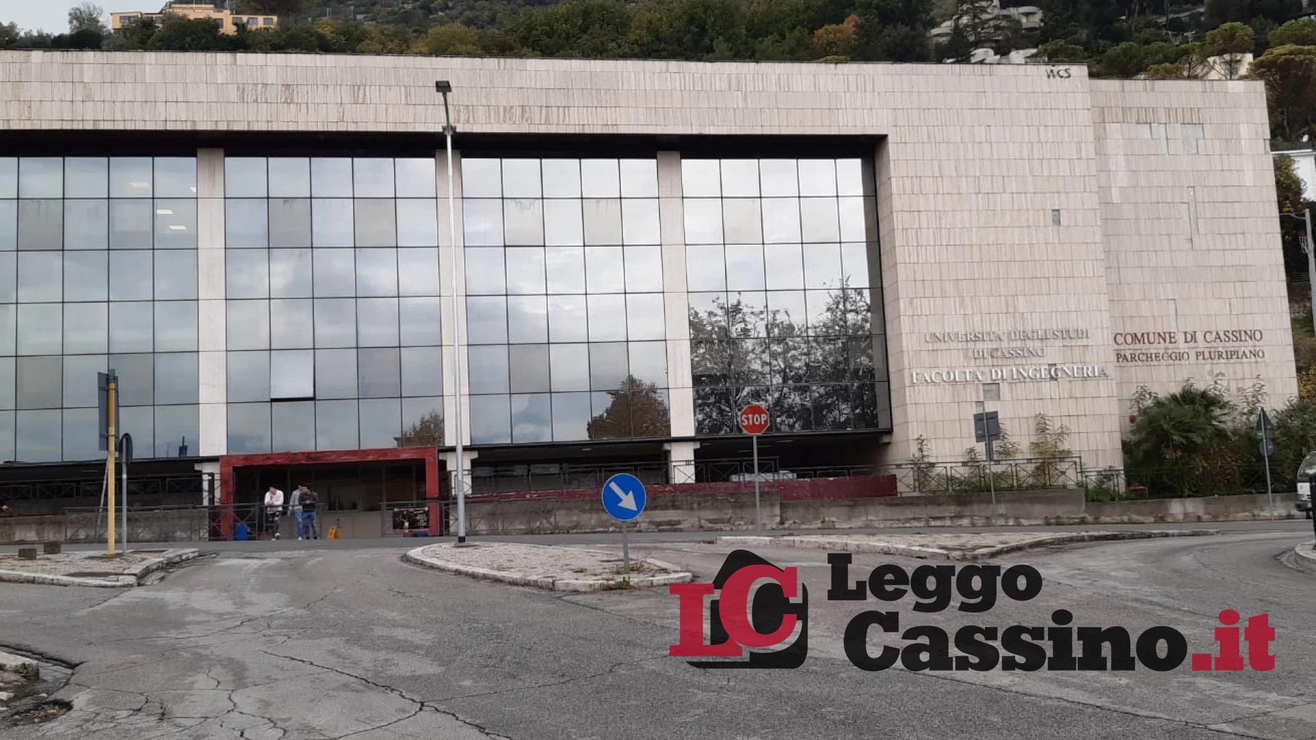 Tenta il suicidio dal parcheggio multipiano, uomo salvato dalla Polizia
