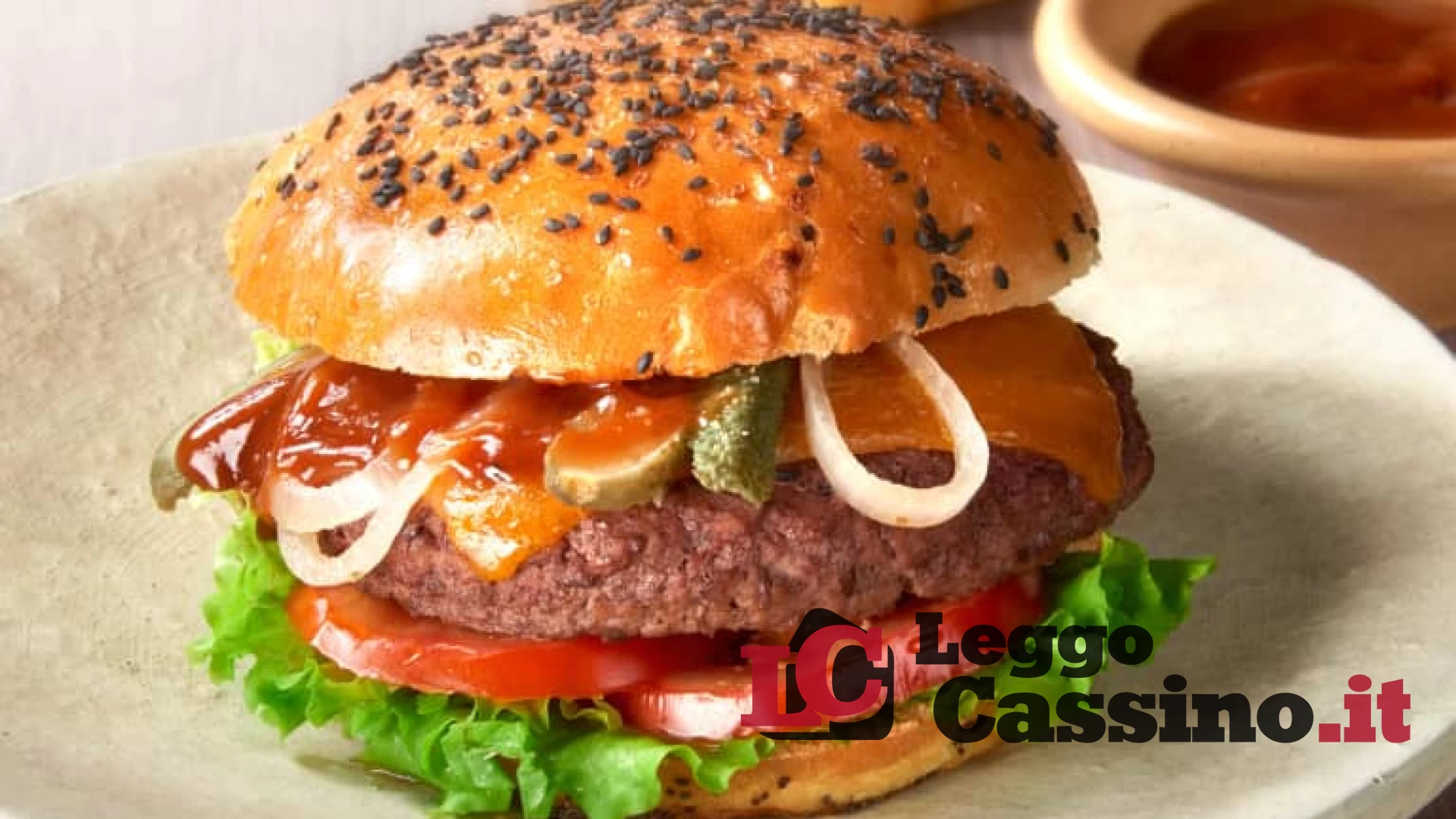 Ingoia un chiodo mentre mangia un panino farcito in un fast-food