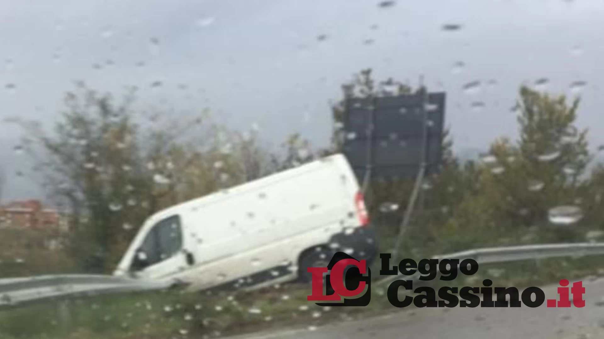 Incidenti e piante sulle auto: il maltempo fa ancora danni