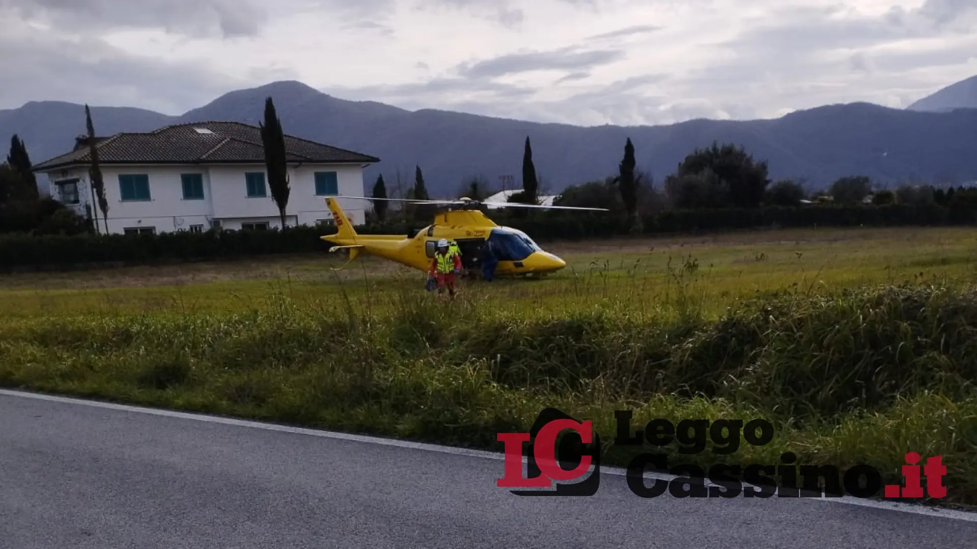 Scende dal bus e viene investito da un'auto. A Pignataro atterra l'eliambulanza