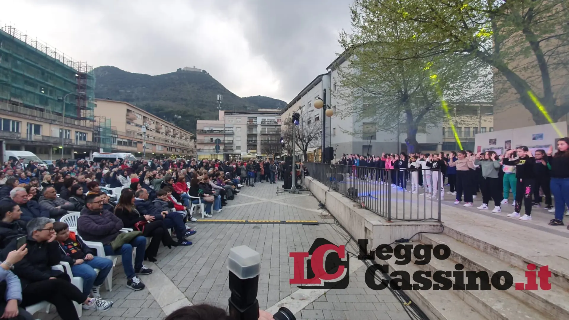 Gli alunni dell'istituto "Rita Levi Montalcini" di Cassino incantano piazza Labriola