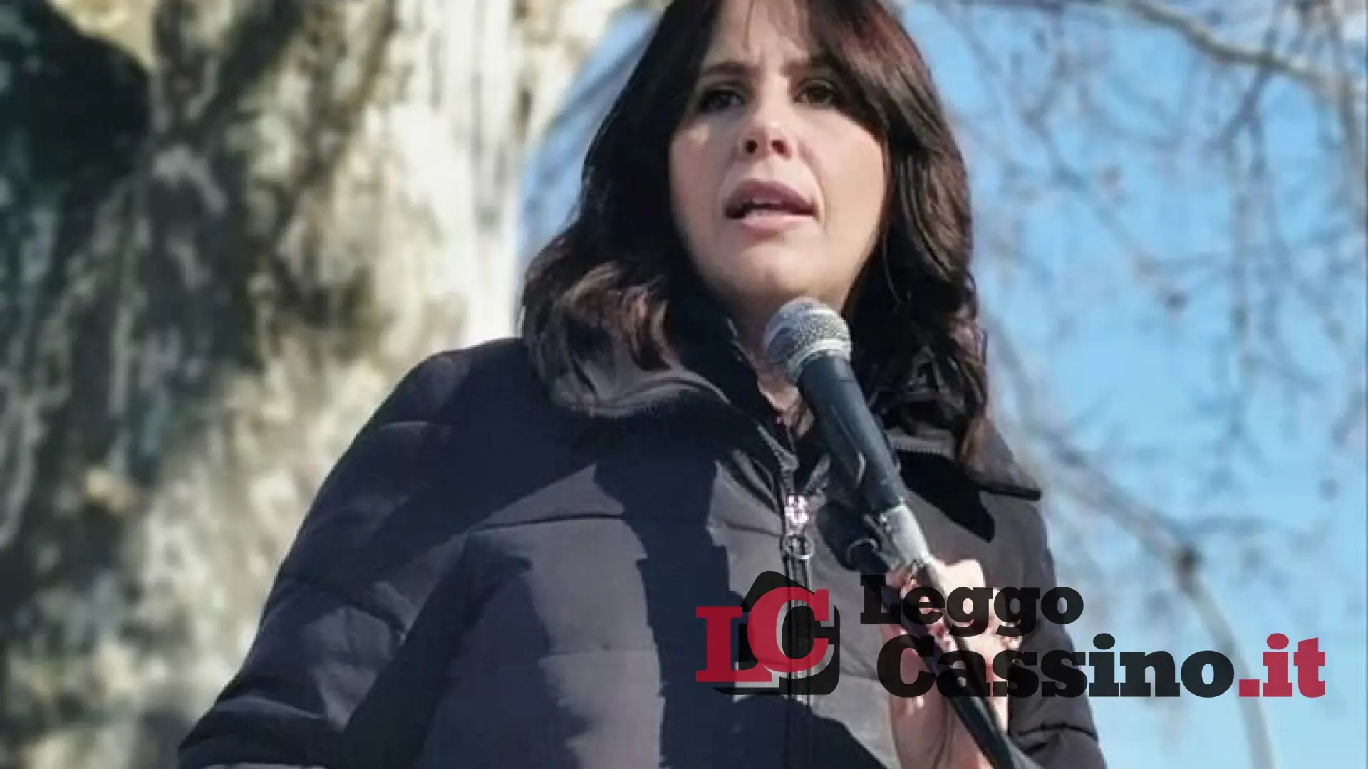 "Un atto inqualificabile, che offende una intera comunità"