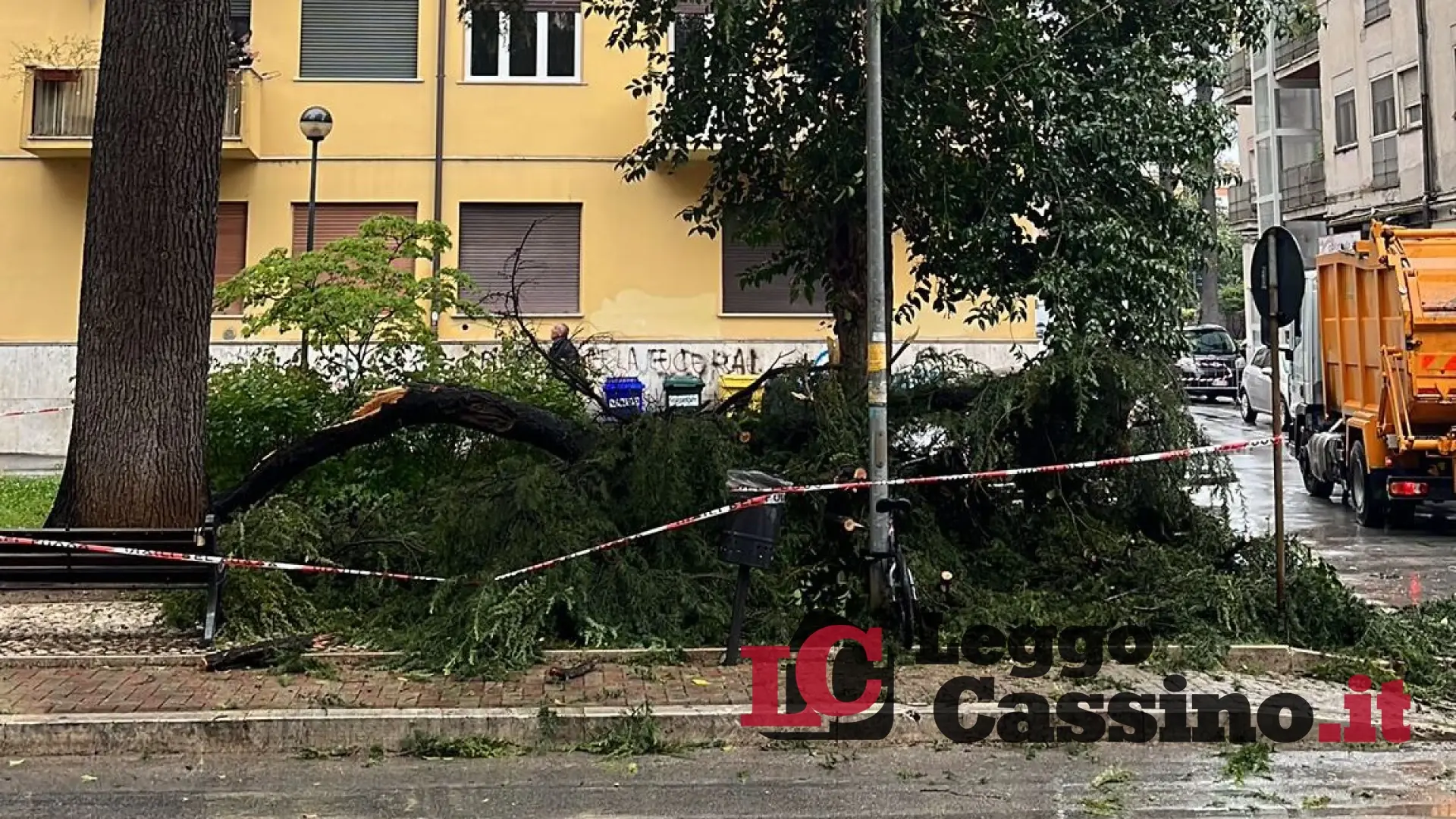 Danni da maltempo, paura nel centro di Cassino: zona transennata