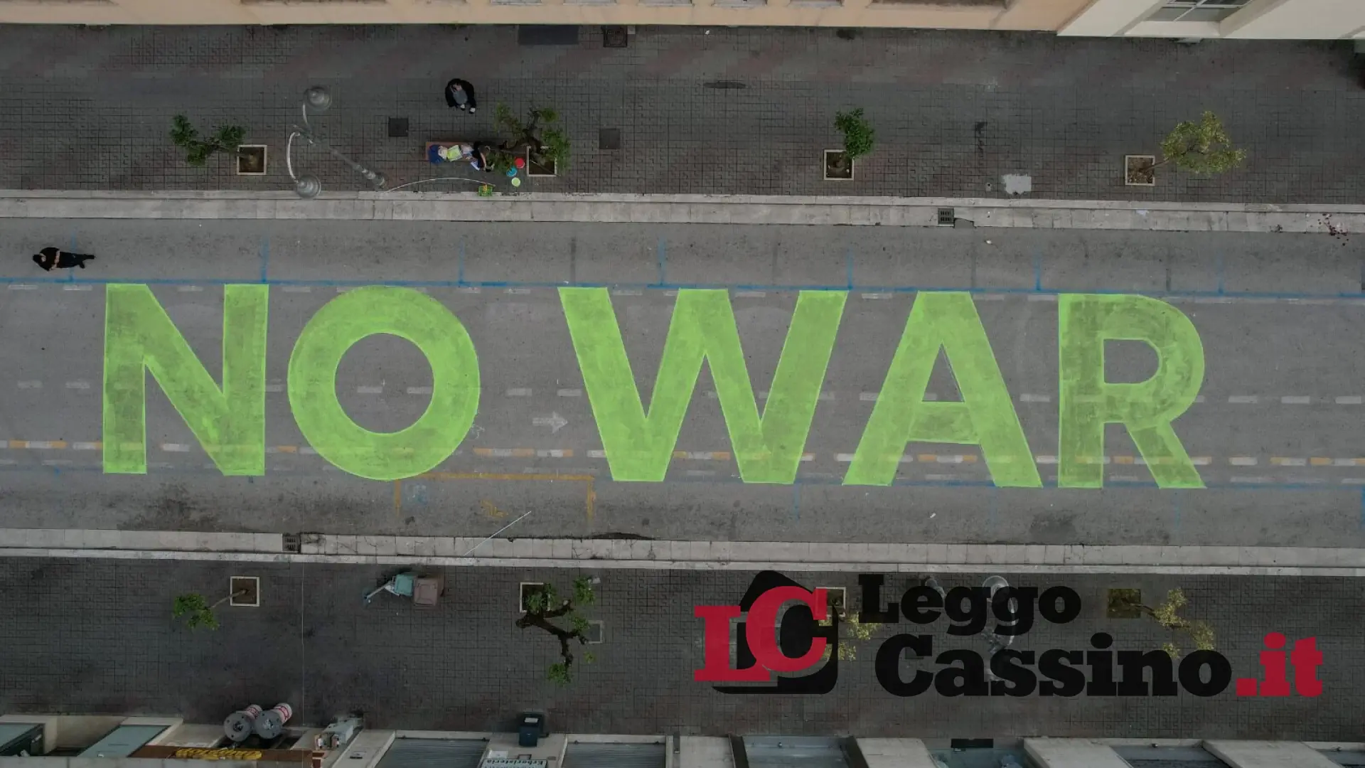 Il grido di Cassino stampato lungo Corso della Repubblica: "No war"