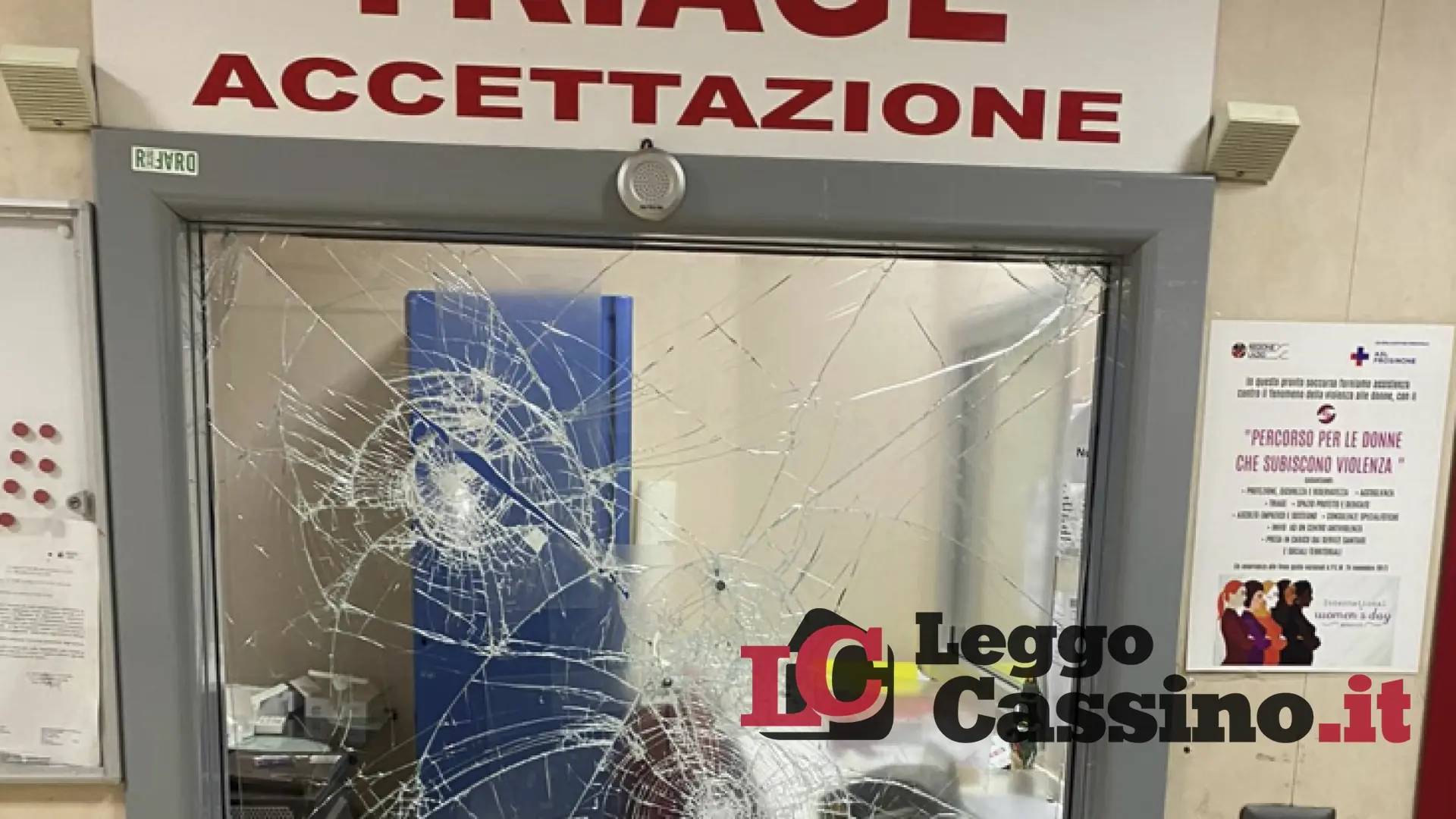 Vetri distrutti e personale aggredito: attimi di terrore al Pronto Soccorso
