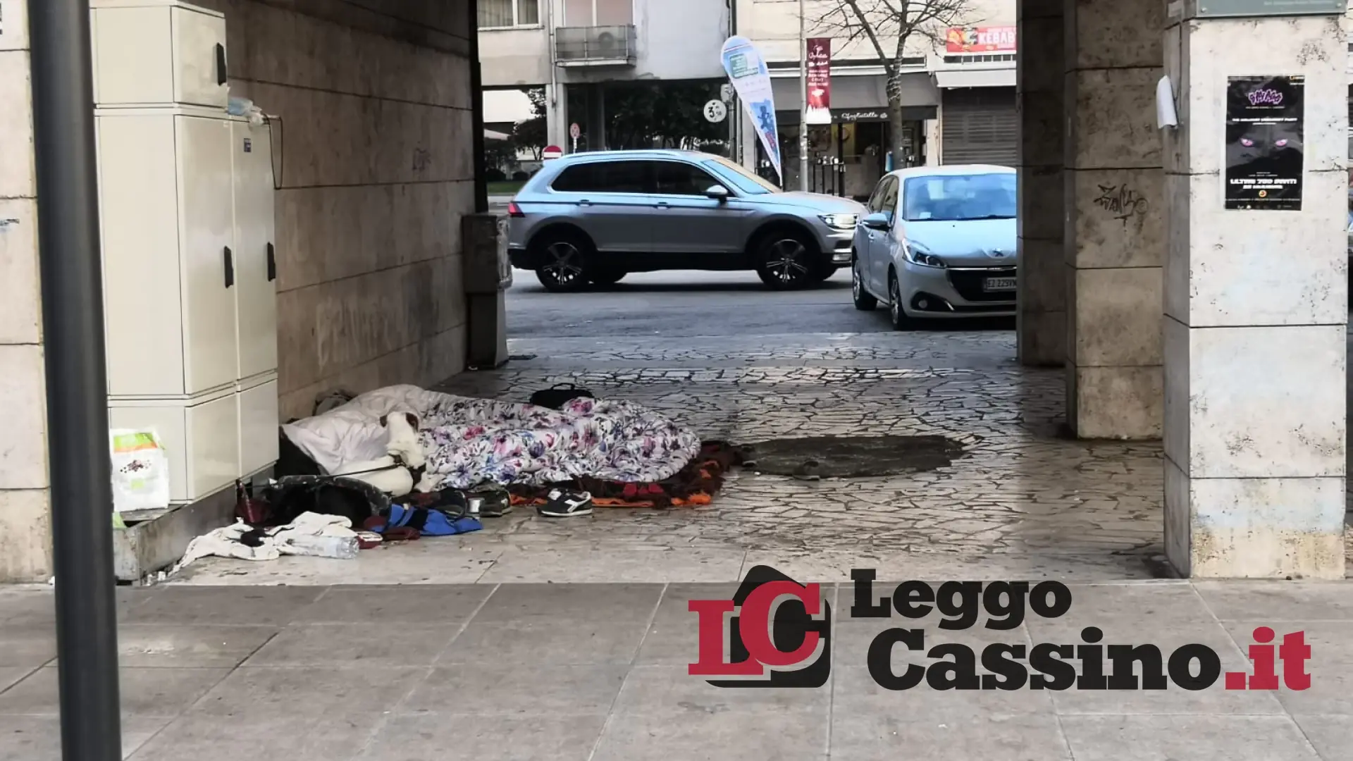 Cassino, sos clochard. Sotto i portici torna il degrado
