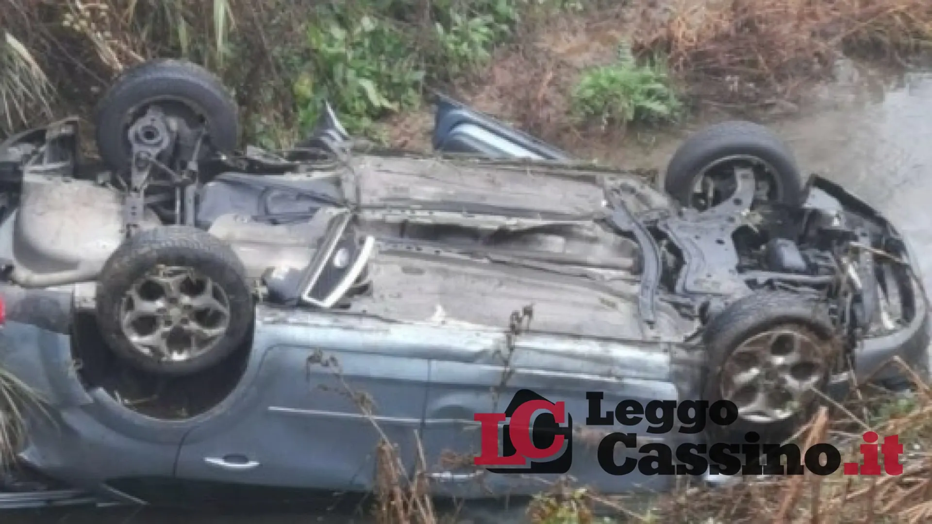 A Cassino donna con due bimbi vola giù con l'auto