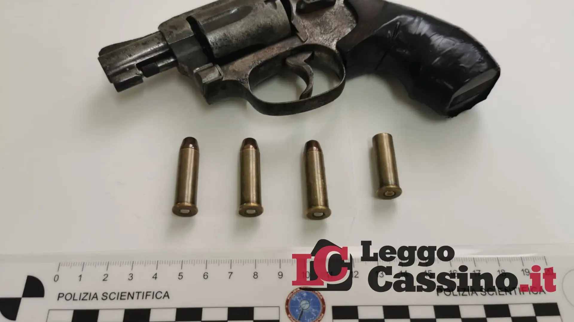 Porto illegale di arma da fuoco e trasporto stupefacenti: tre in manette