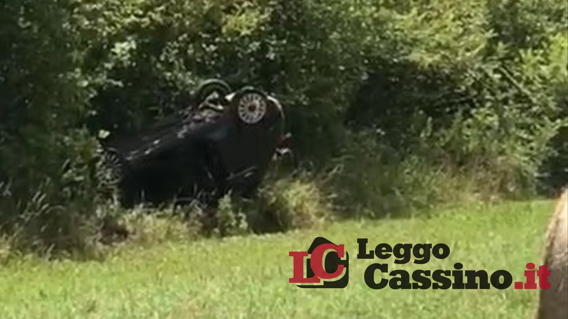 Precipita giù con l'auto: donna miracolata