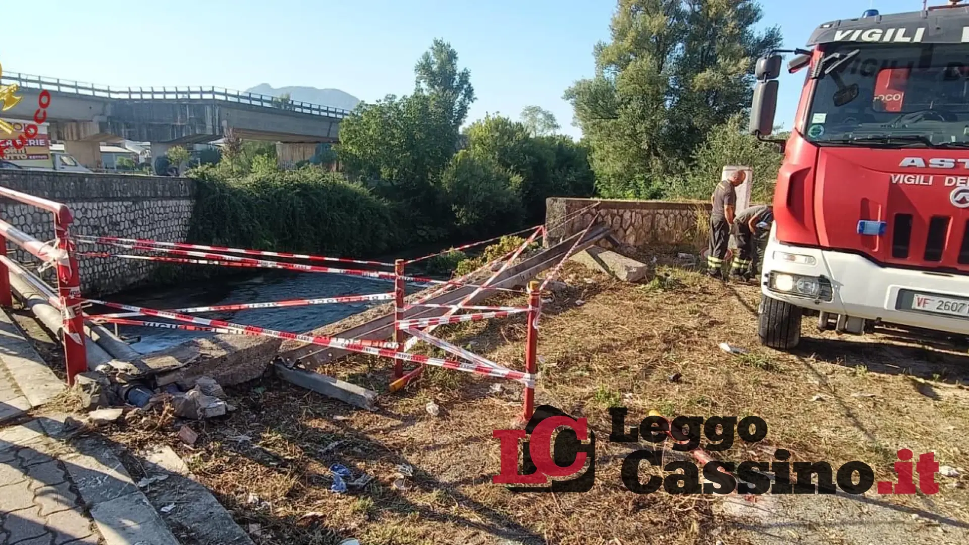 Rischiano di finire con l'auto nel Rapido: tre giovani miracolati