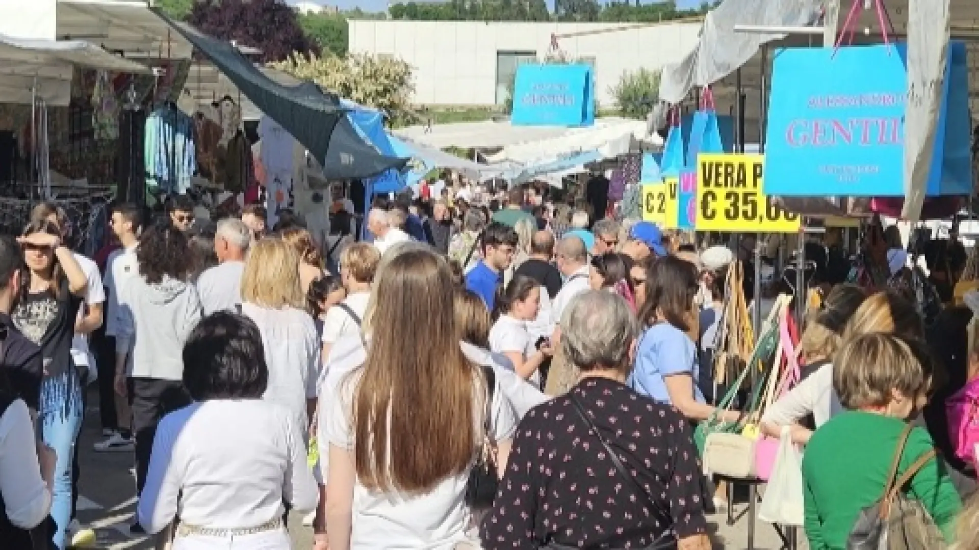 A Cassino il mercato degli Ambulanti di Forte dei Marmi