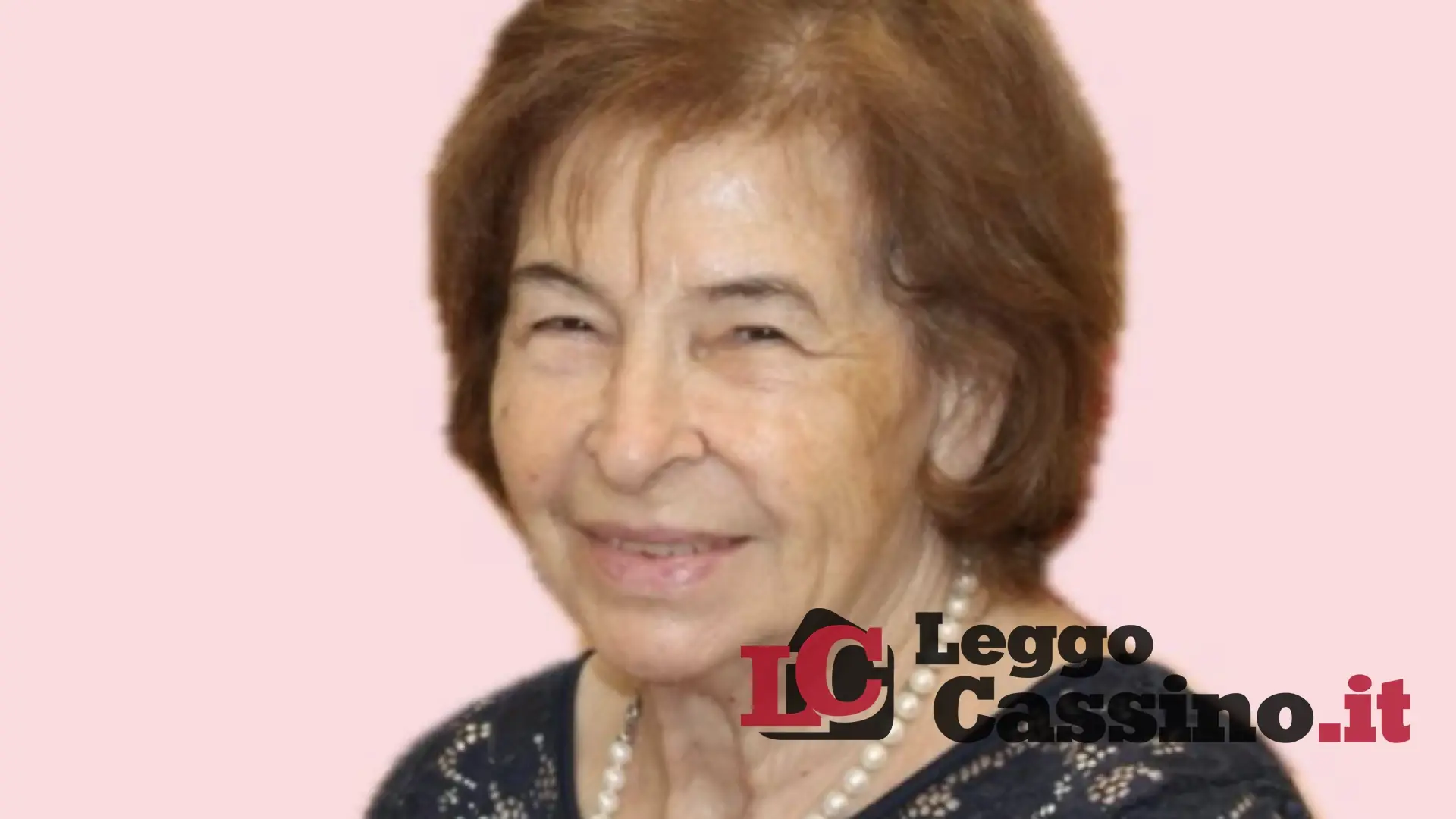 Caricata da un montone nel giardino di casa: muore a 77 anni