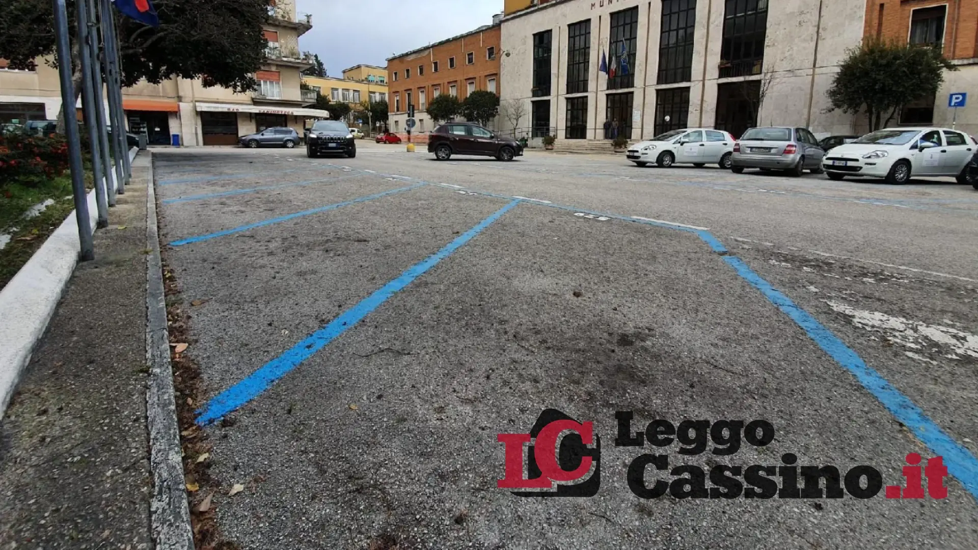 La città si tinge di blu, nuovi parcheggi a pagamento. E scatta la polemica